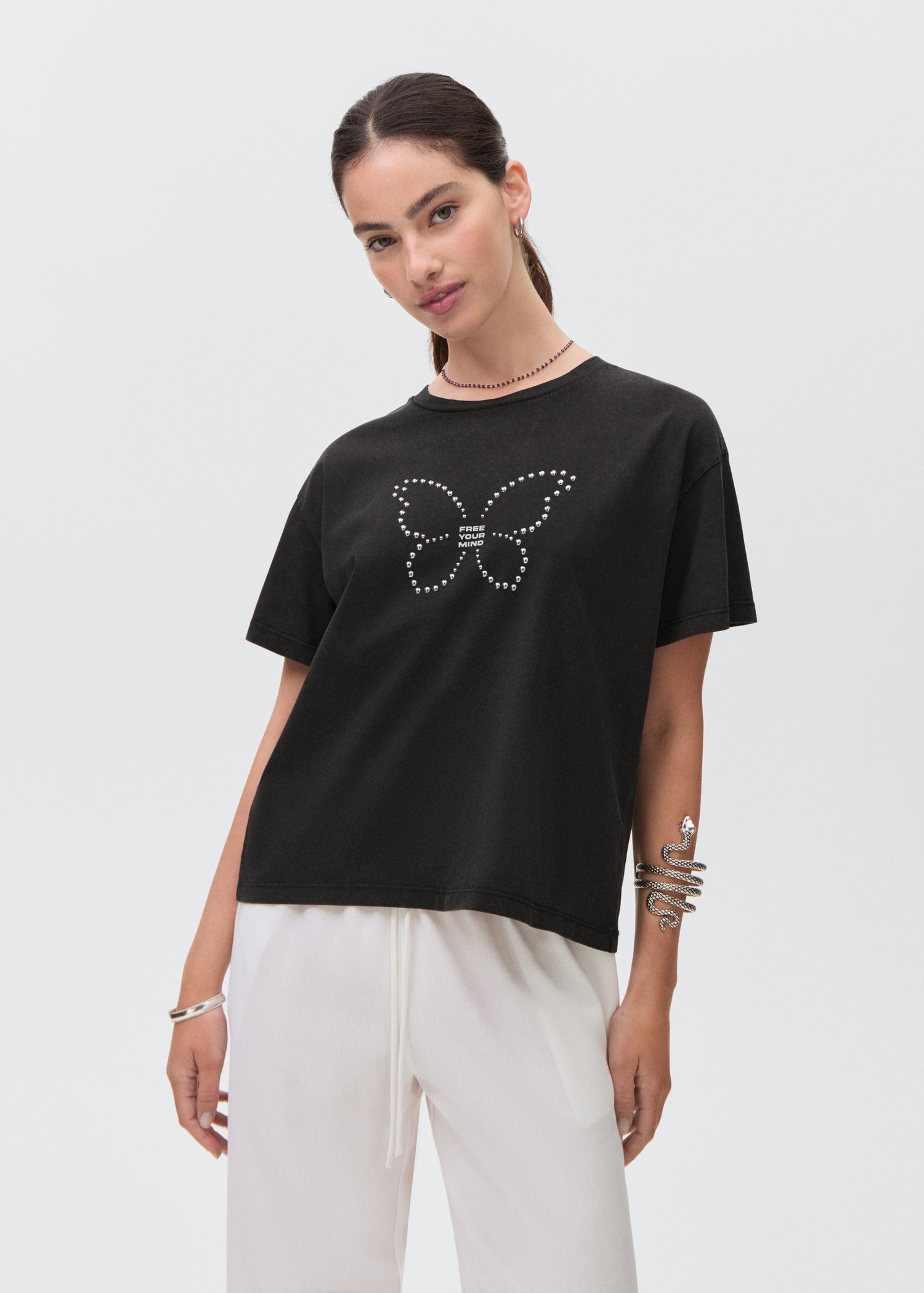 T-Shirt mit Schmetterling-Applikationen - Mittlere Ansicht