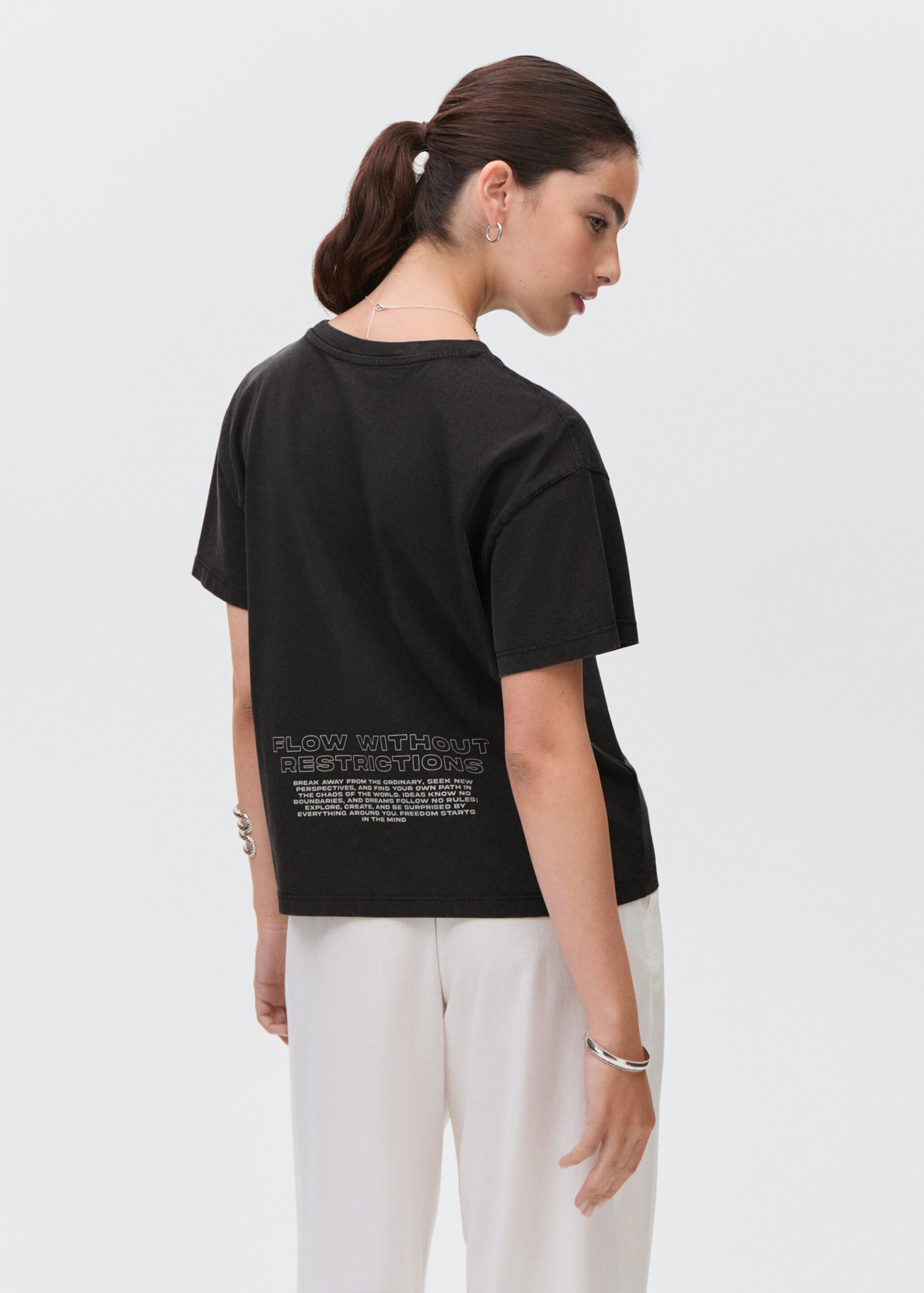 Appliqués butterfly t-shirt - Reverse of the article