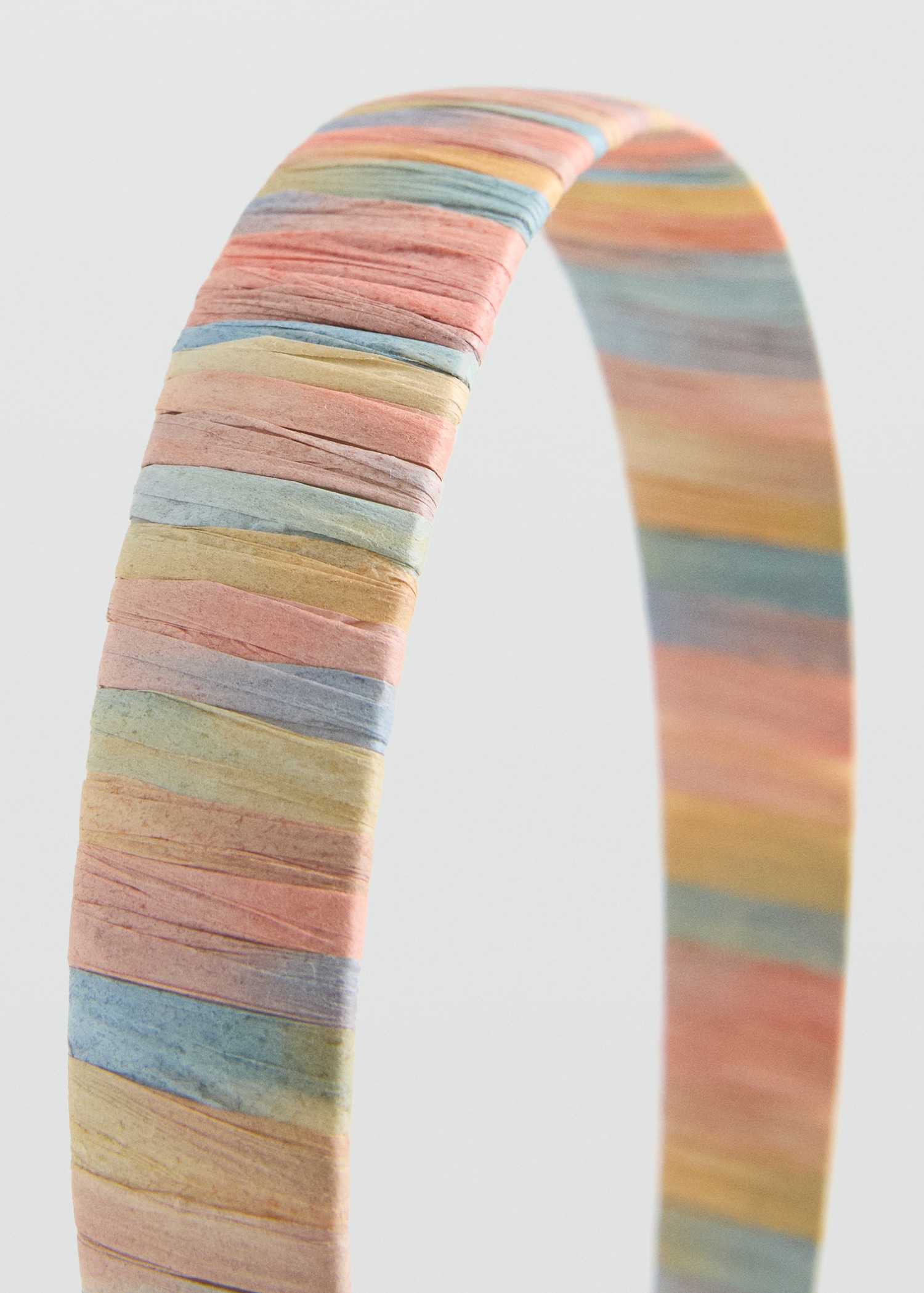 Serre-tête multicolore - Plan moyen