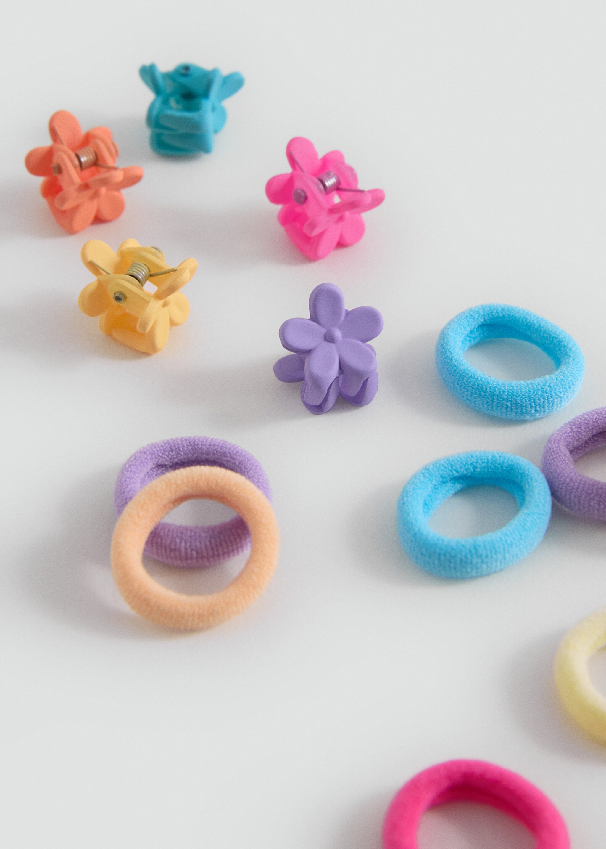Lot barrettes et élastiques - Plan moyen