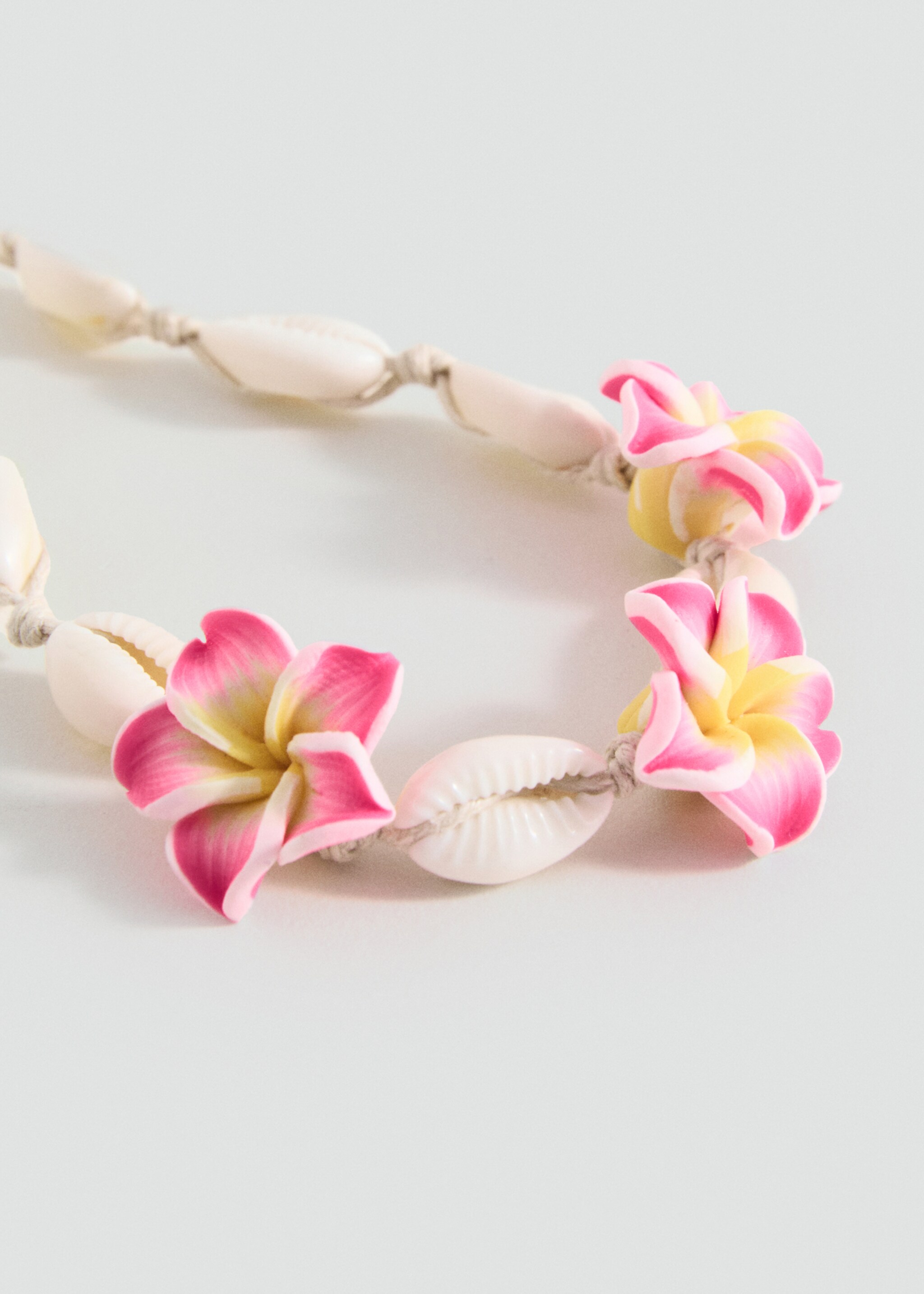 Collier ras-de-cou coquillages - Plan moyen