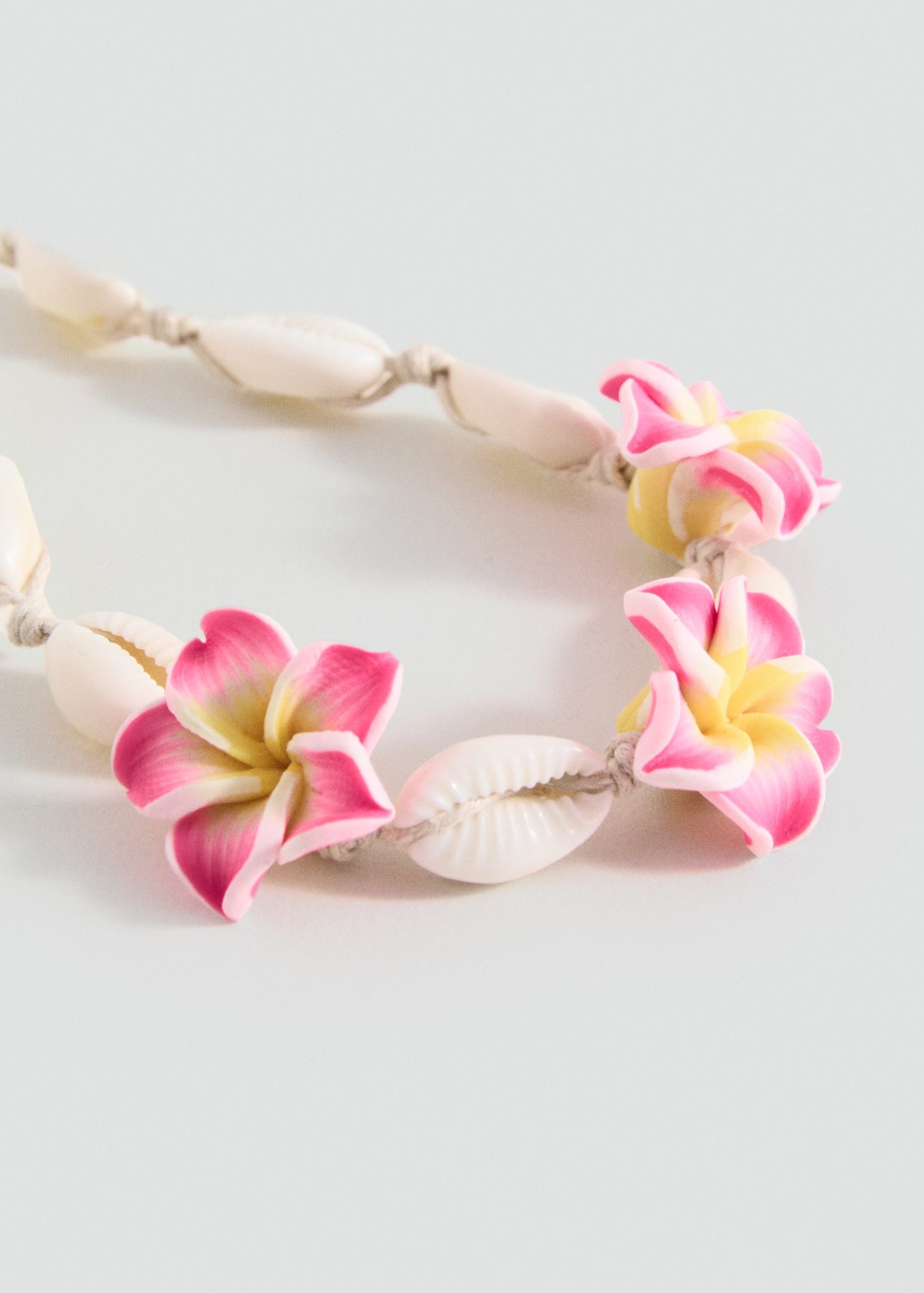 Collier ras-de-cou coquillages - Plan moyen