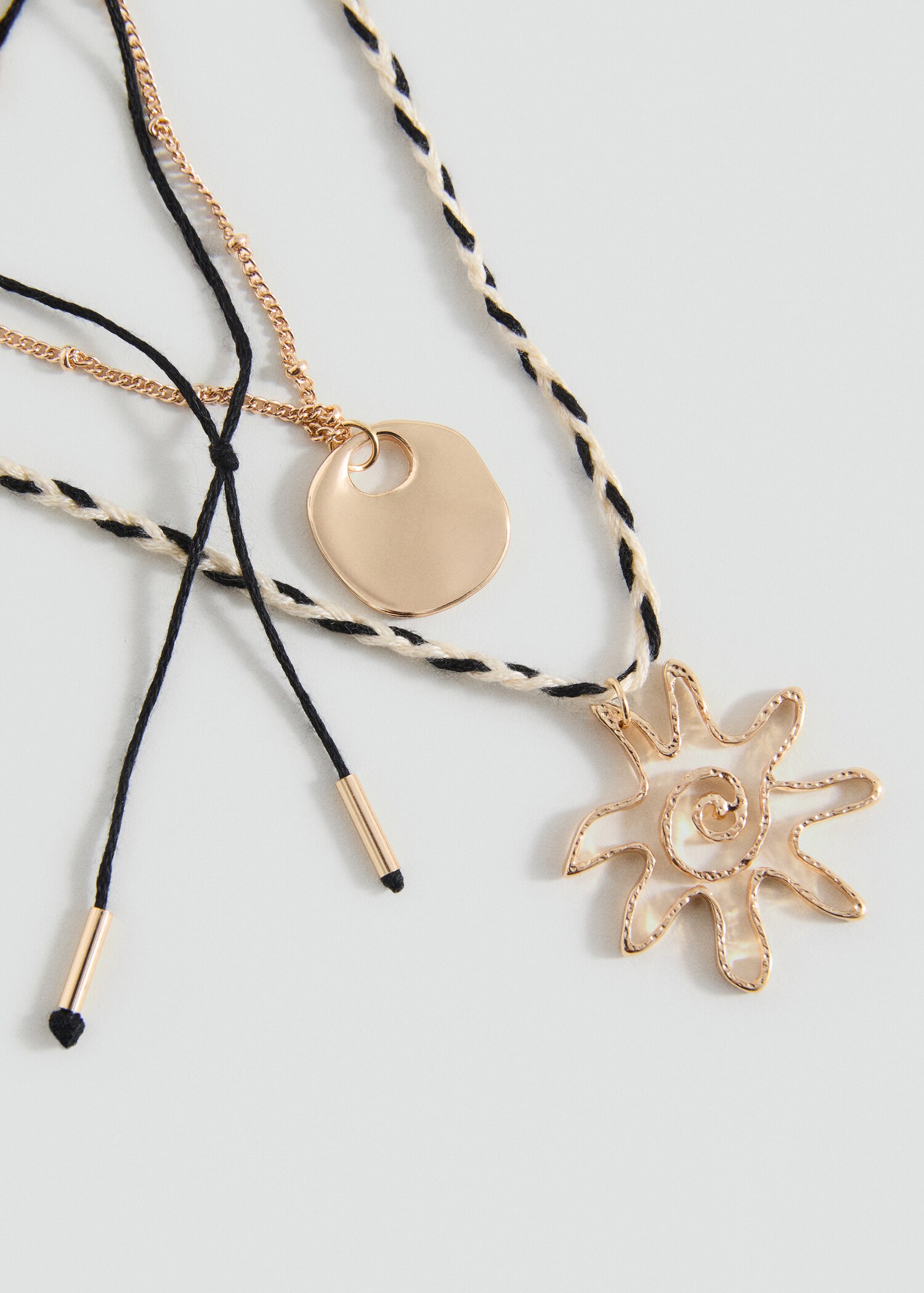 Collier pendentifs combinés - Plan moyen