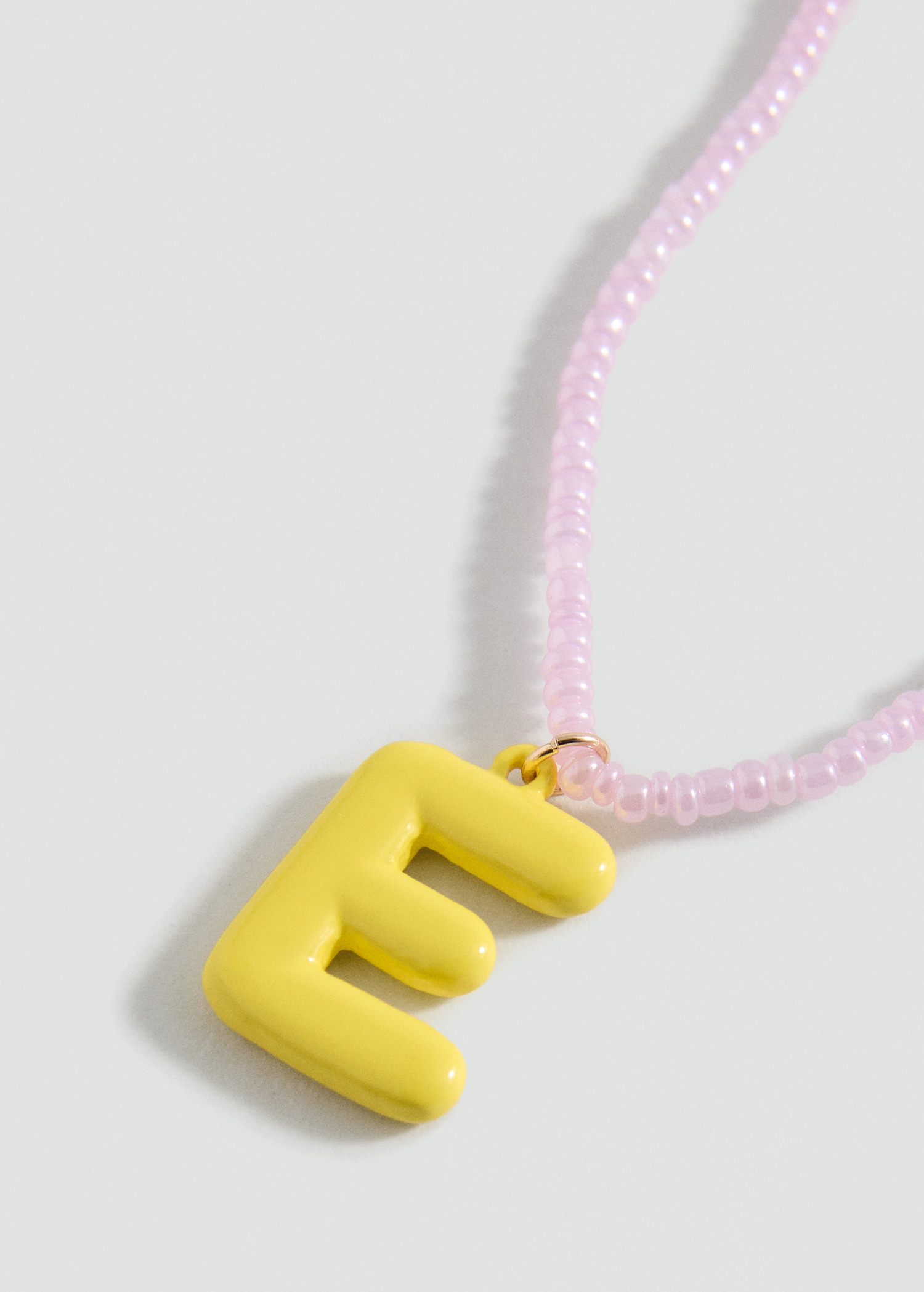 Collier perles lettres - Plan moyen