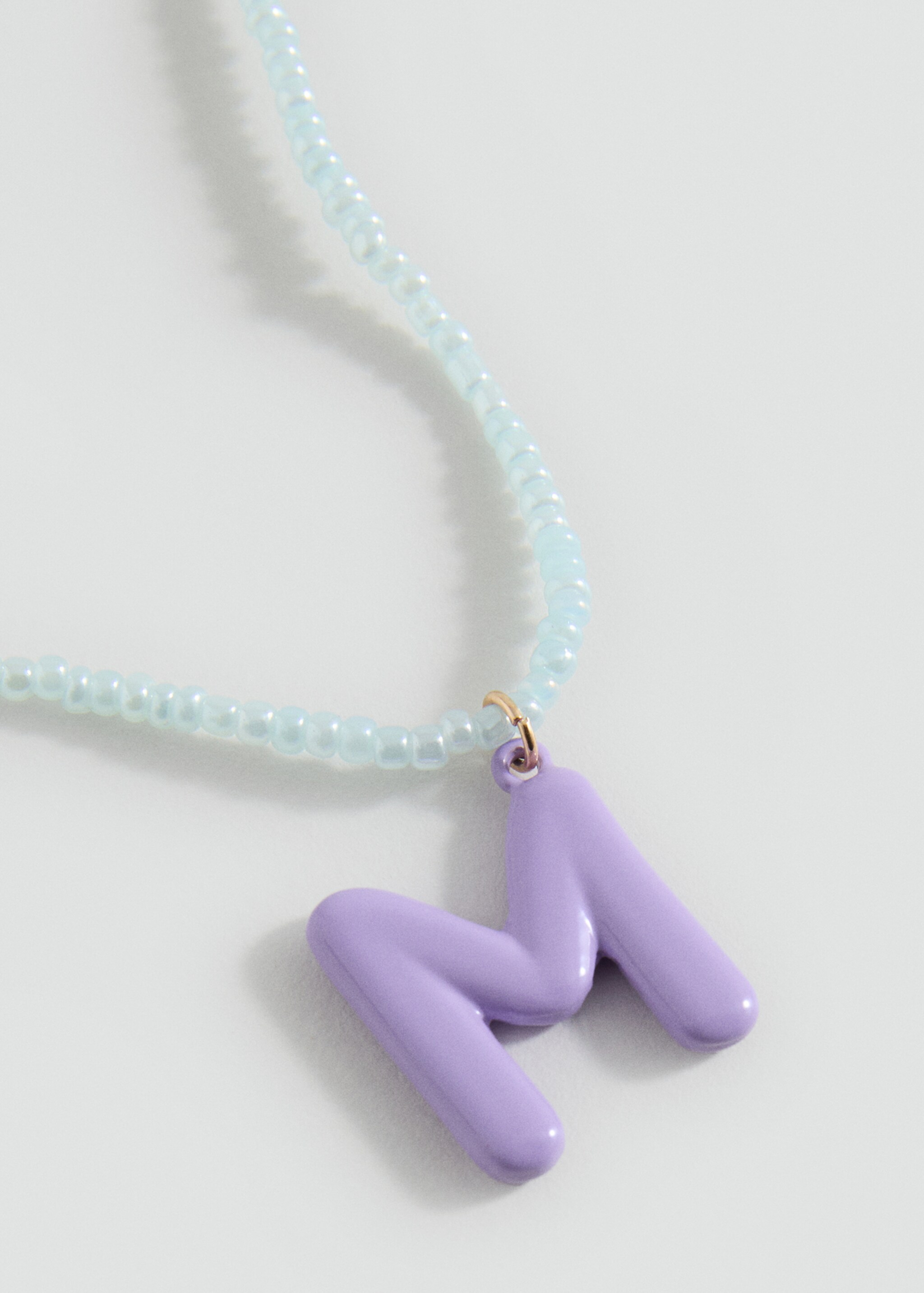 Collier perles lettres - Plan moyen