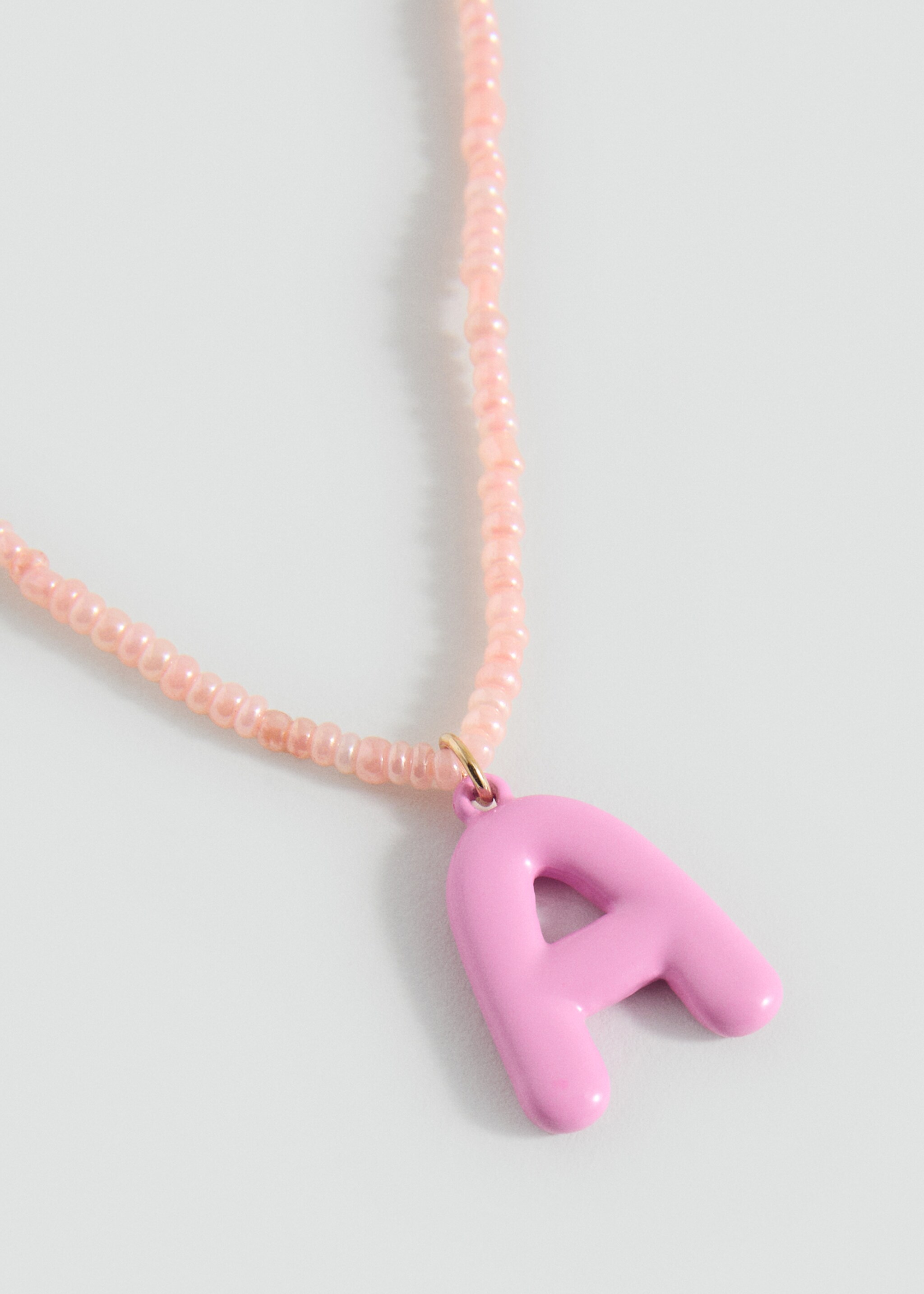 Collar abalorios letras - Plano medio