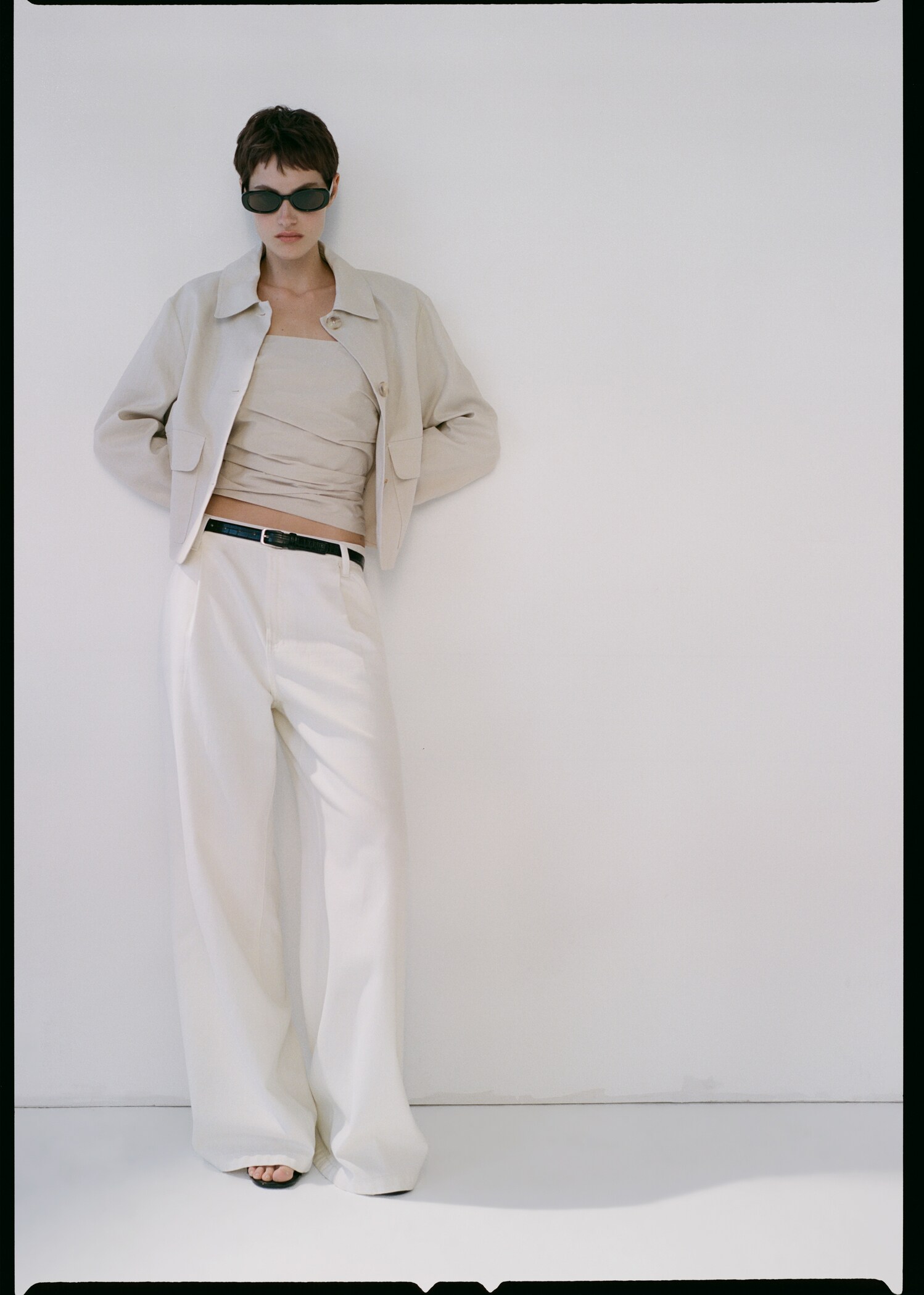 Wide-leg pleated jeans - Details of the article 7