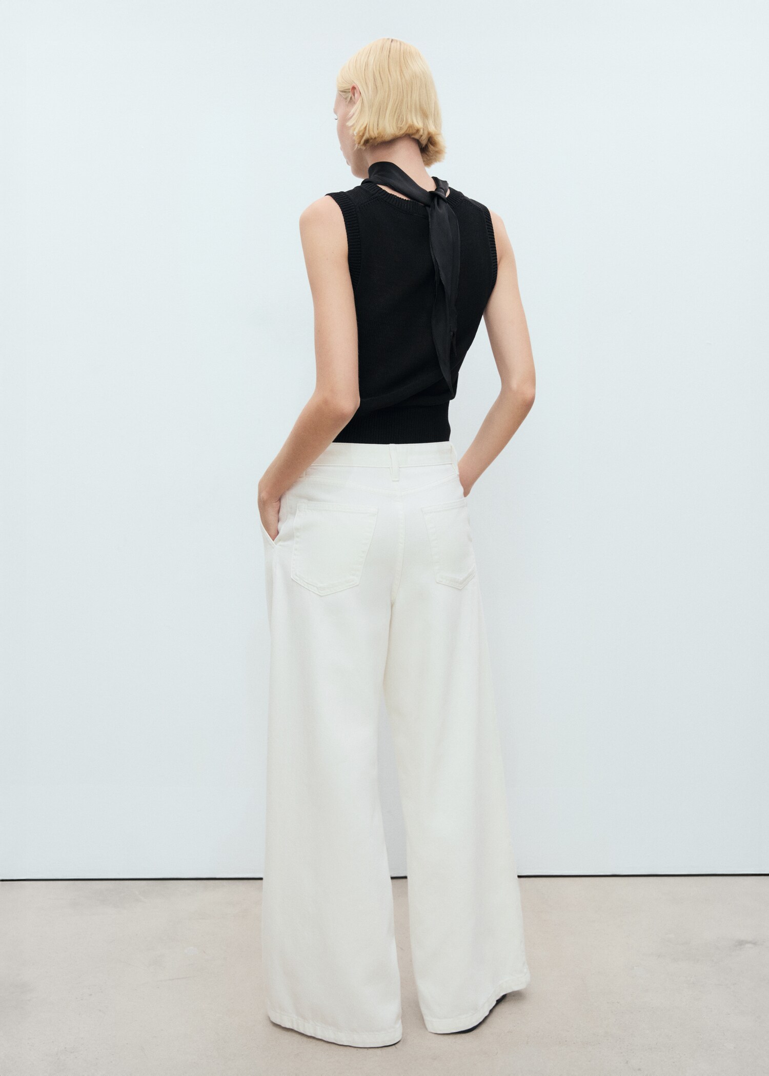 Wide-leg pleated jeans - Reverse of the article