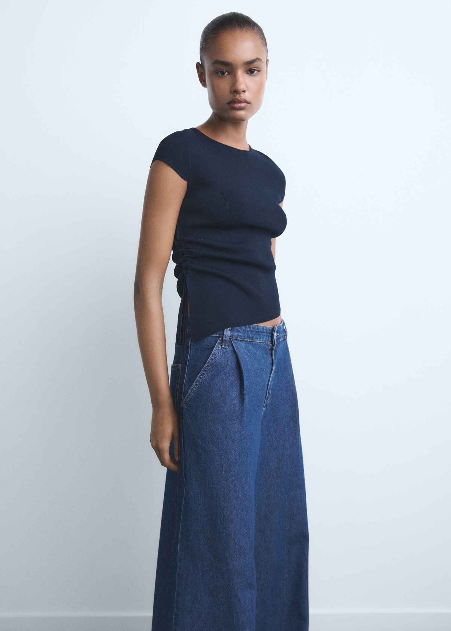 Wide leg pleated jeans - Women | MANGO USA