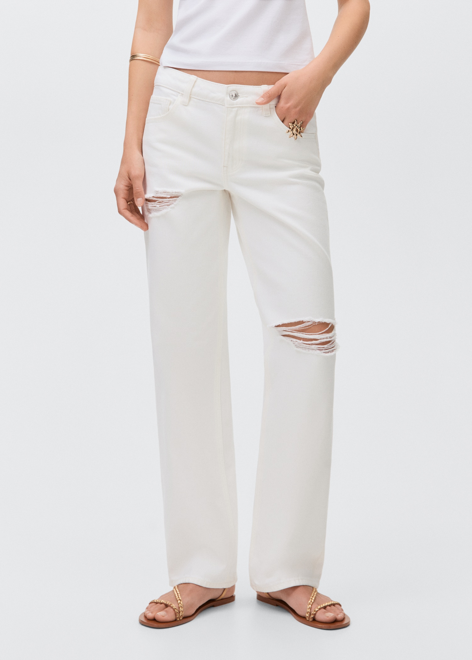 Jeans straight fit com pormenores rotos - Plano médio