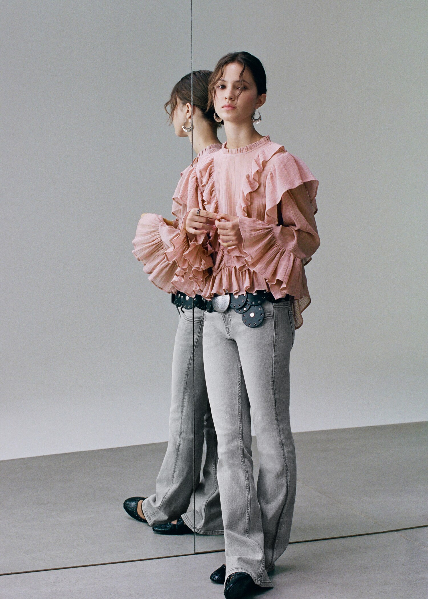 Low-waist flared jeans - Details of the article 5