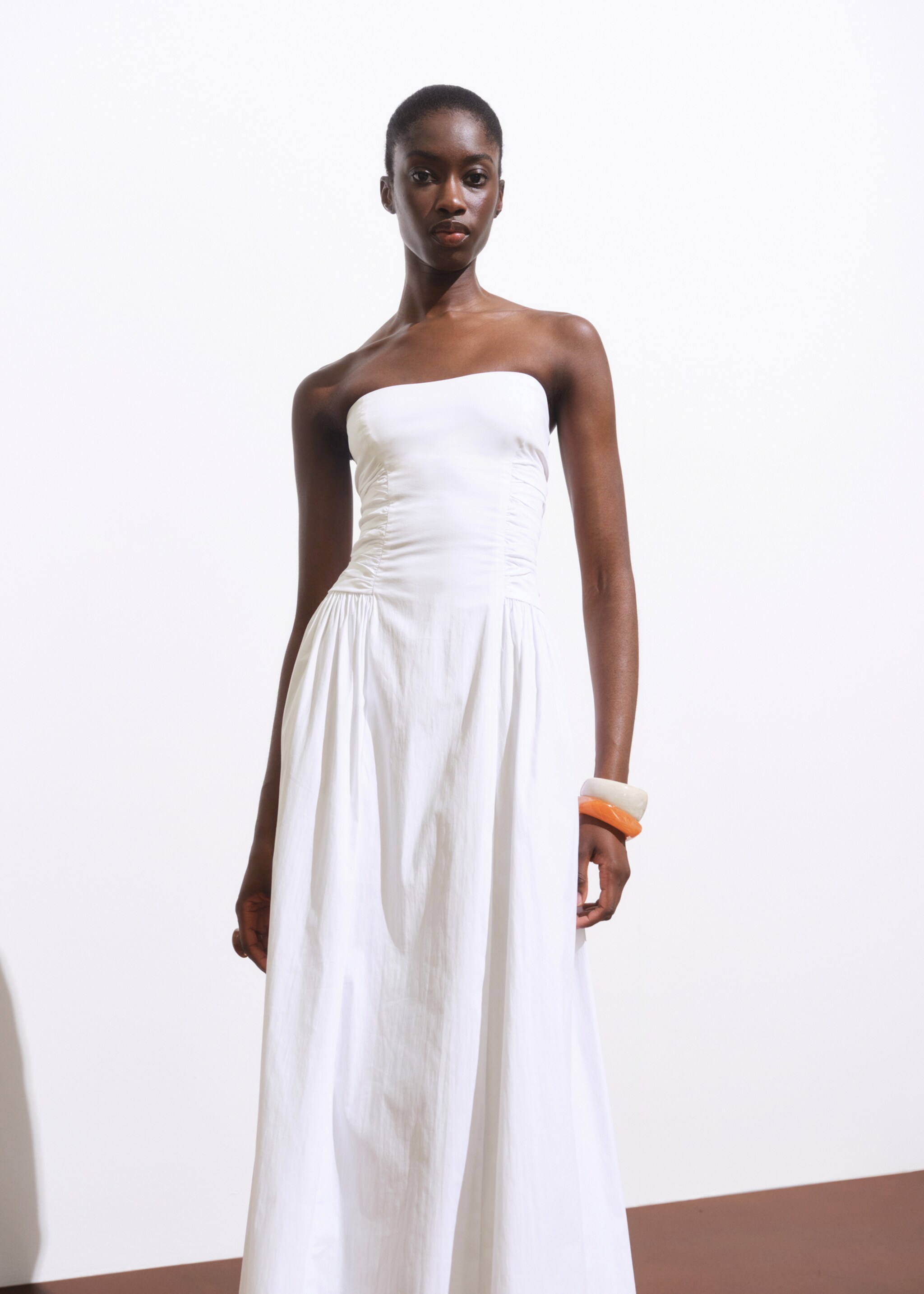 Vestido midi palabra de honor - Plano medio