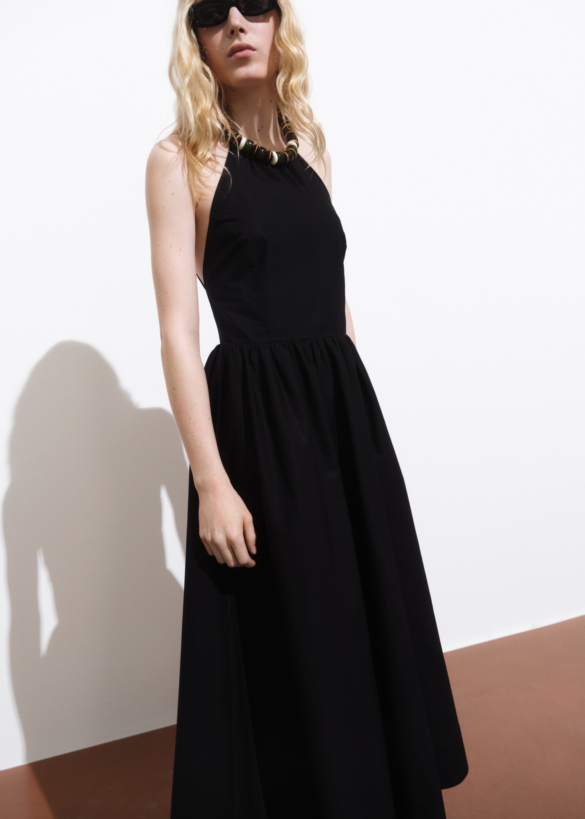 Vestido halter espalda cruzada - Plano medio