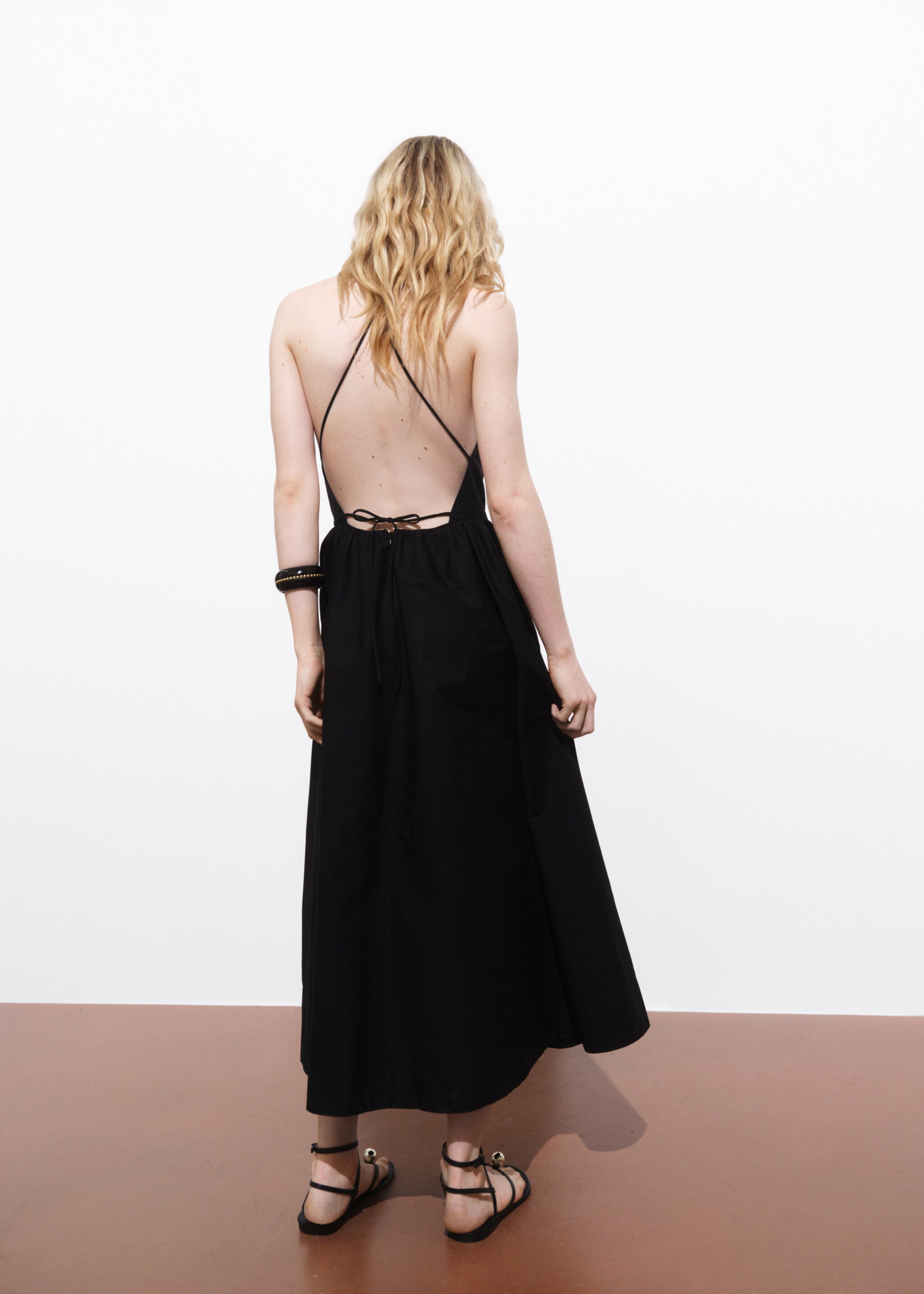Halter dress with crossed back - Reverse of the article