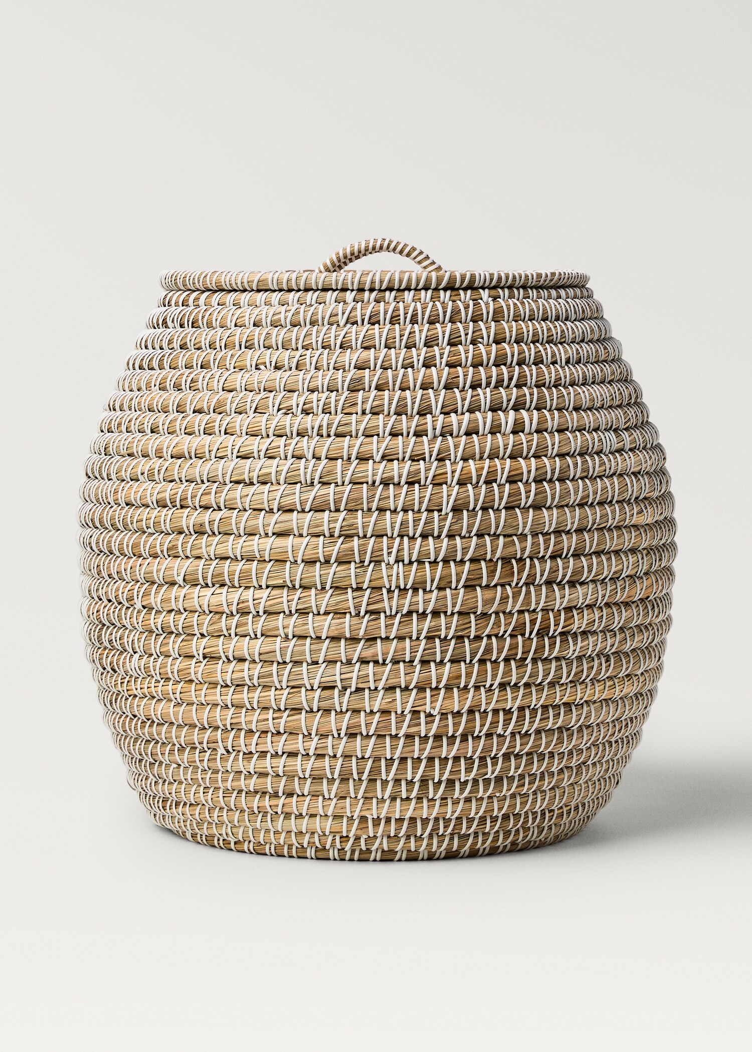 Large natural fibre basket with oval design - Article without model