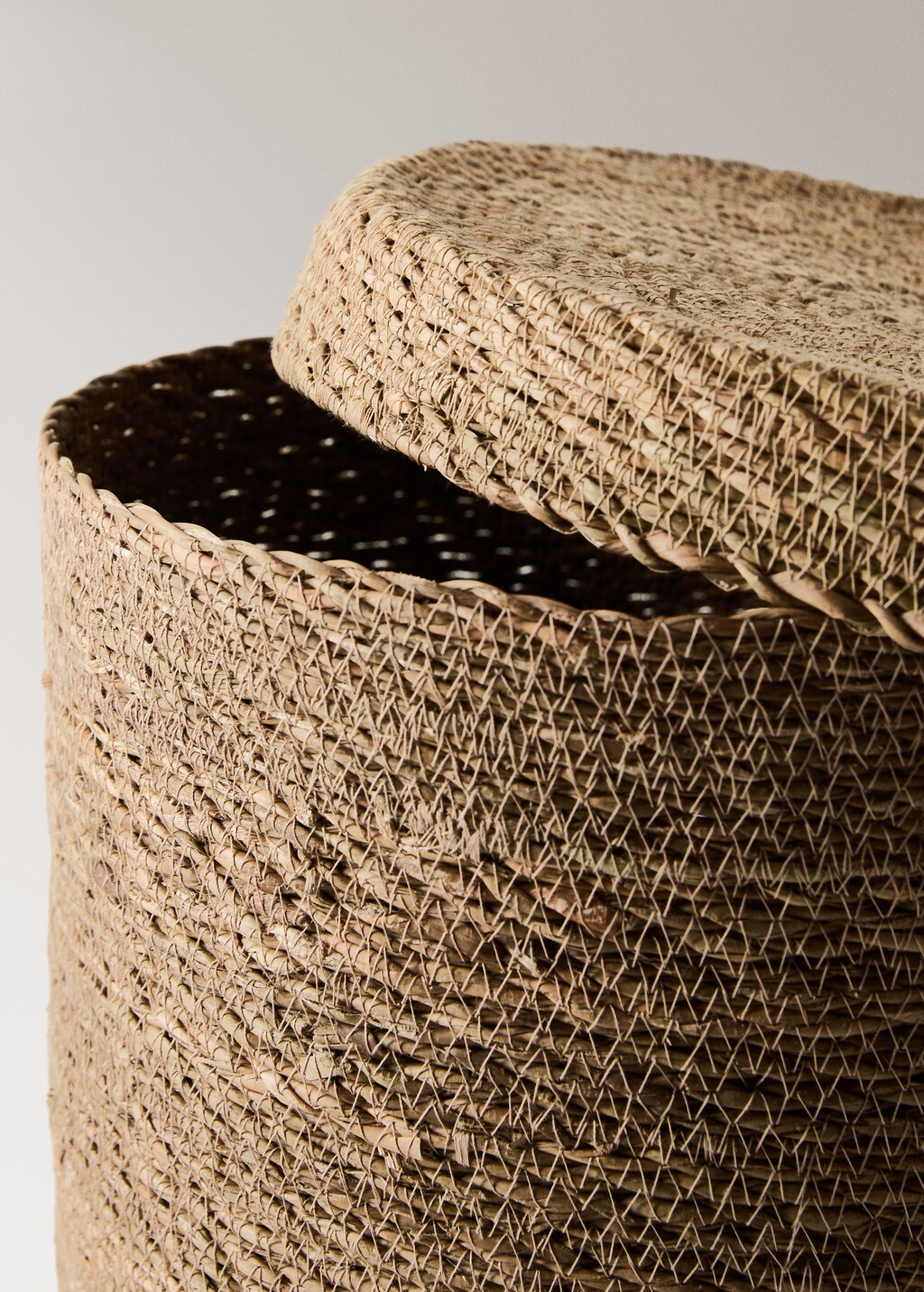 Seagrass basket with round lid