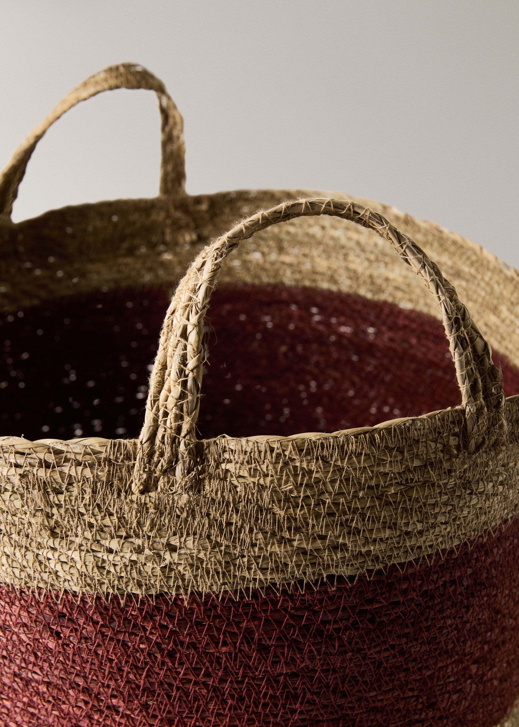 Round two-tone seagrass basket - Details of the article 1, Maroon. Ref: 17001537-00.