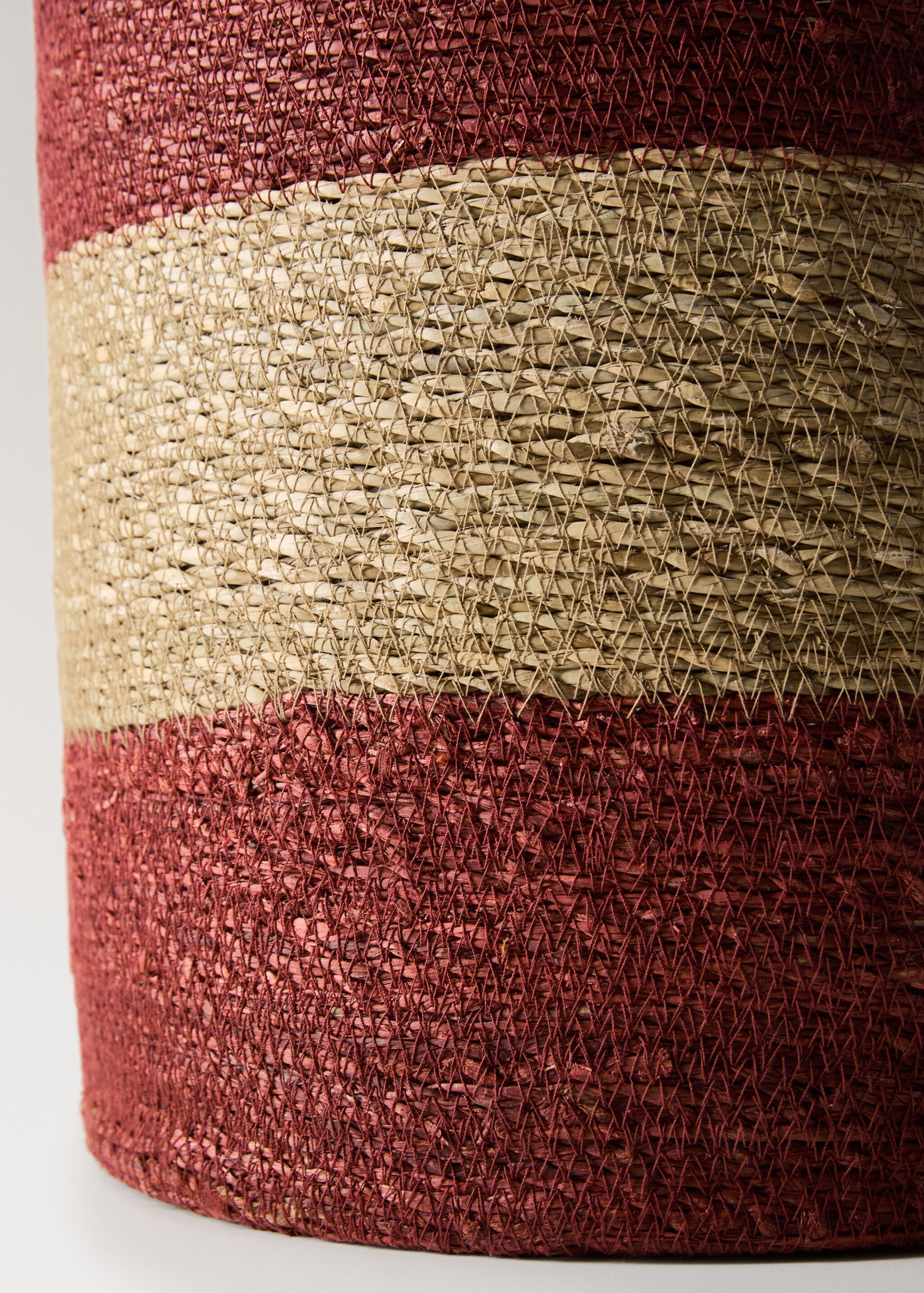 Round two-tone seagrass basket - Details of the article 2, Maroon. Ref: 17001537-00.