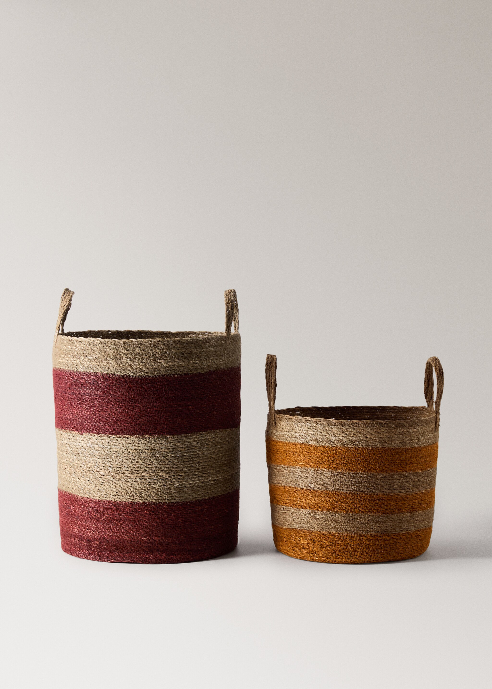Round two-tone seagrass basket - Details of the article 3, Maroon. Ref: 17001537-00.