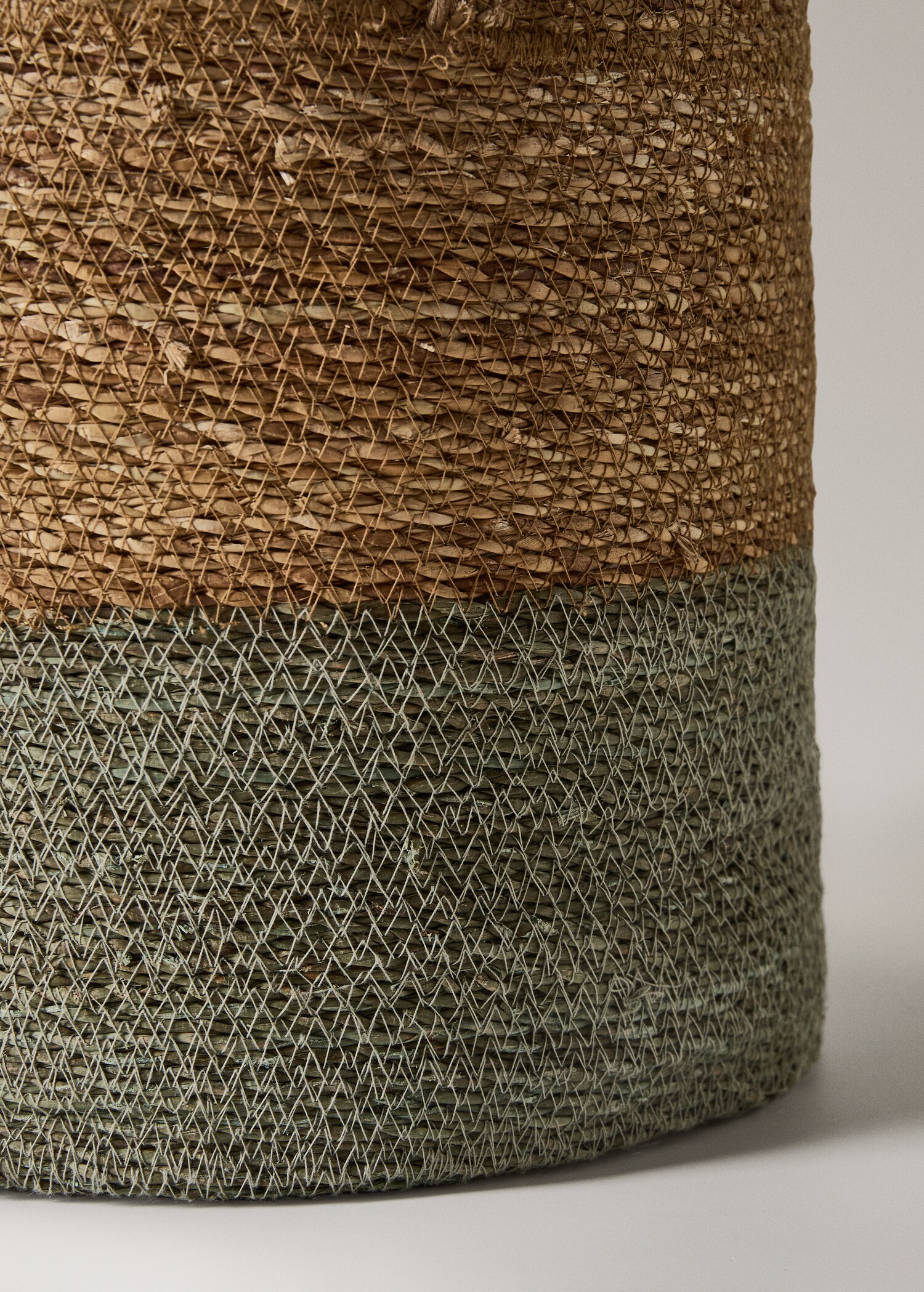 Bicolor seagrass basket - Details of the article 2