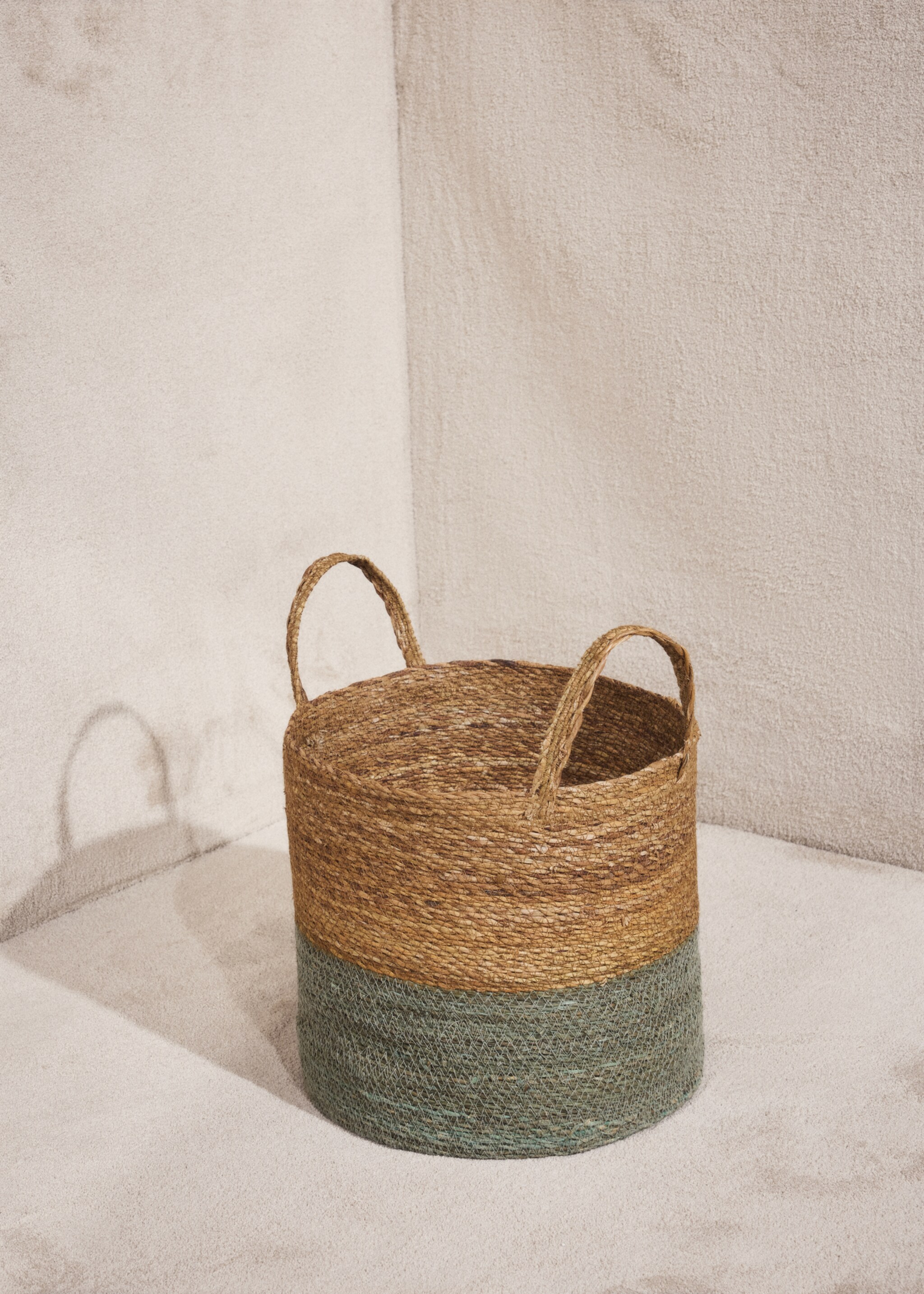 Zweifarbiger Seagrass-Korb - Detail des Artikels 7, Blau. Ref: 17001540-00.