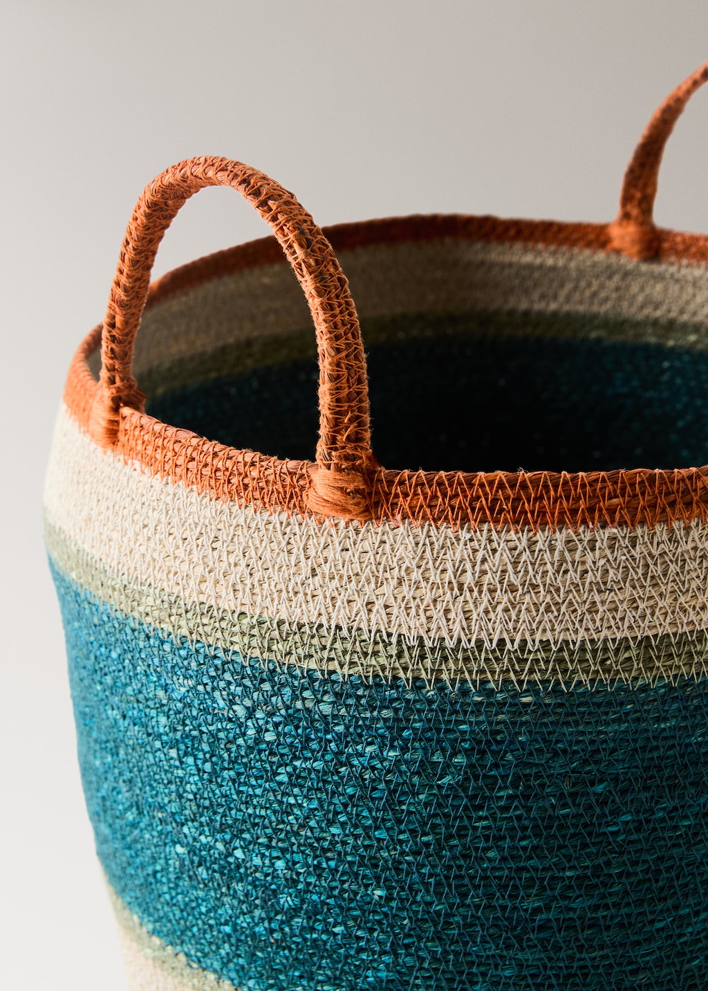 Medium multi-coloured seagrass basket with handle