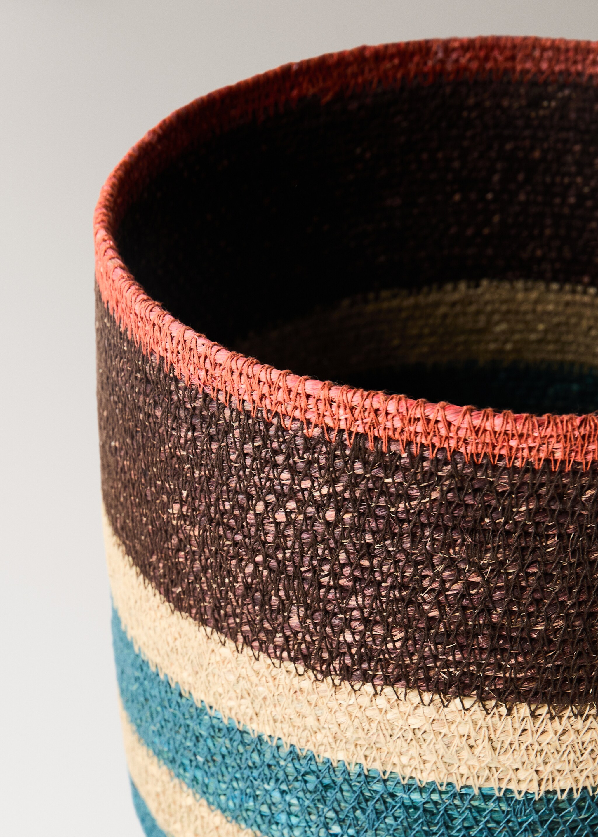 Small multicoloured seagrass basket - Details of the article 1, Chocolate. Ref: 17001554-00.