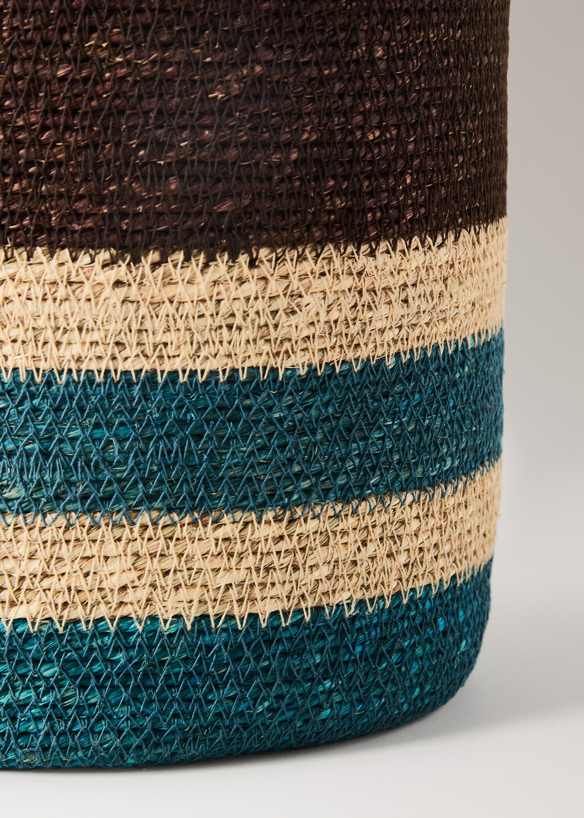 Small multicoloured seagrass basket - Details of the article 2, Chocolate. Ref: 17001554-00.