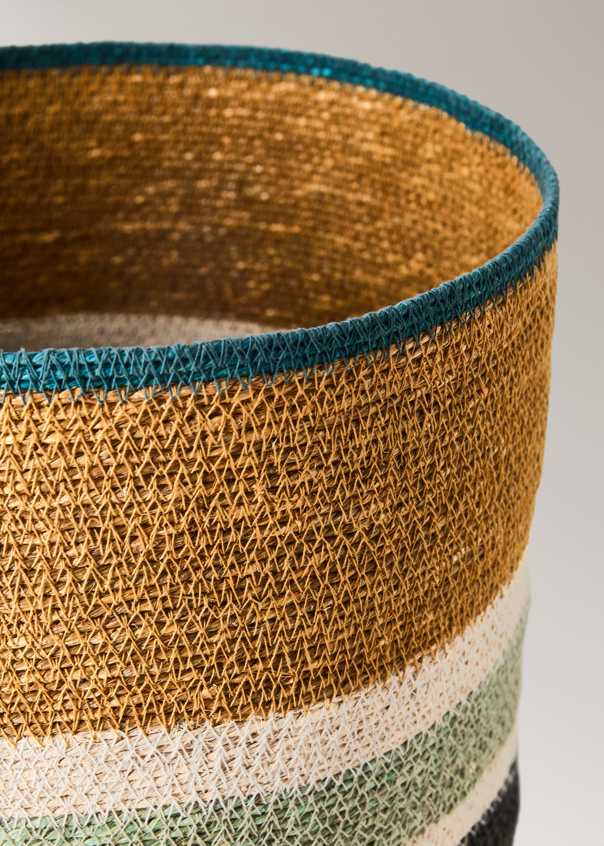 Medium multicoloured seagrass basket - Details of the article 1, Curry. Ref: 17001555-00.
