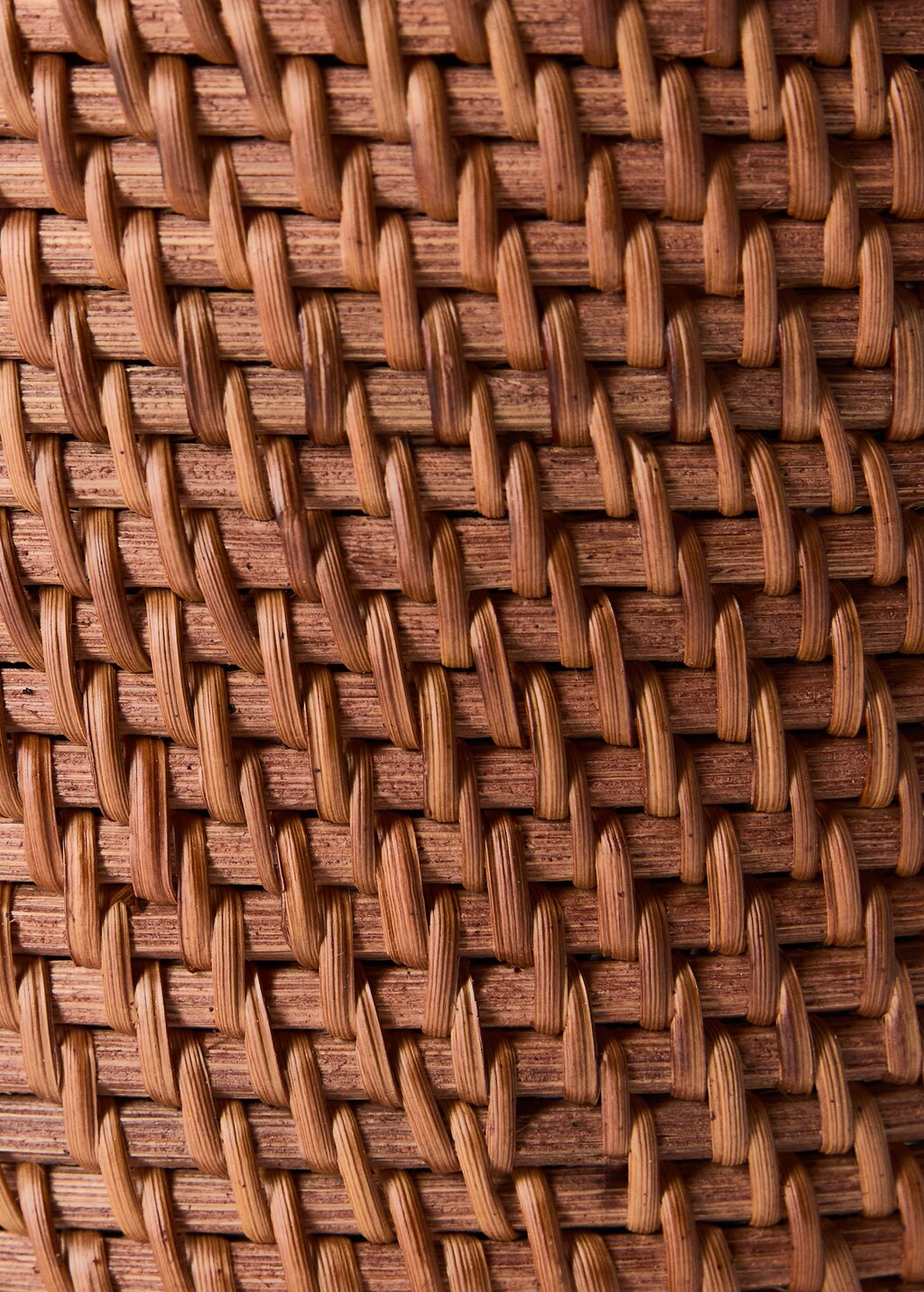 Fine rattan box with lid