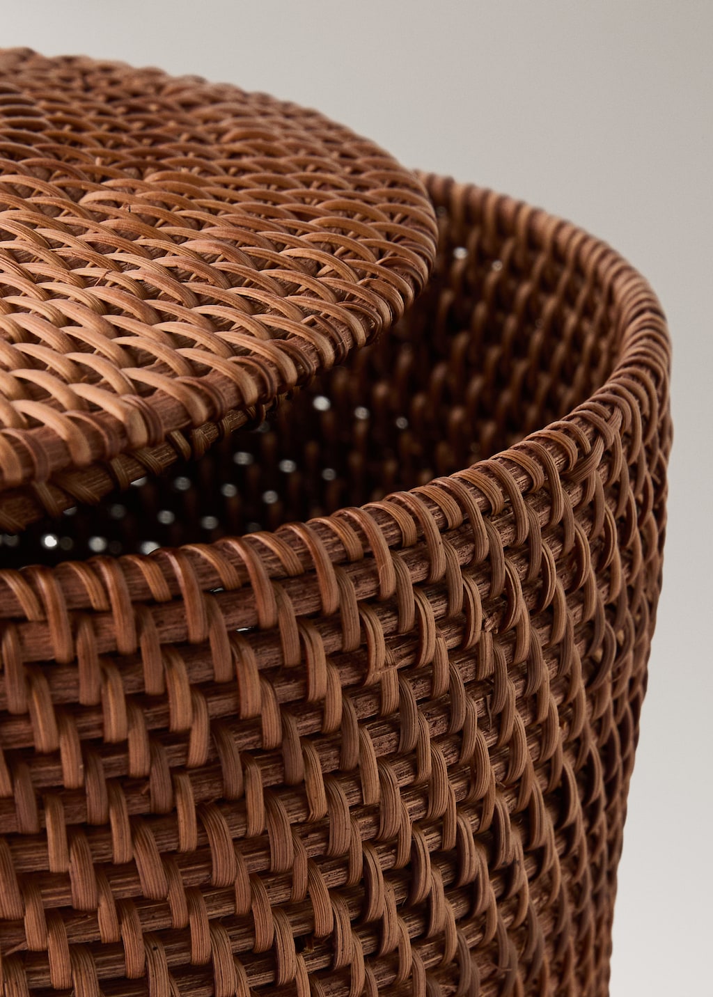 Fine rattan box with lid