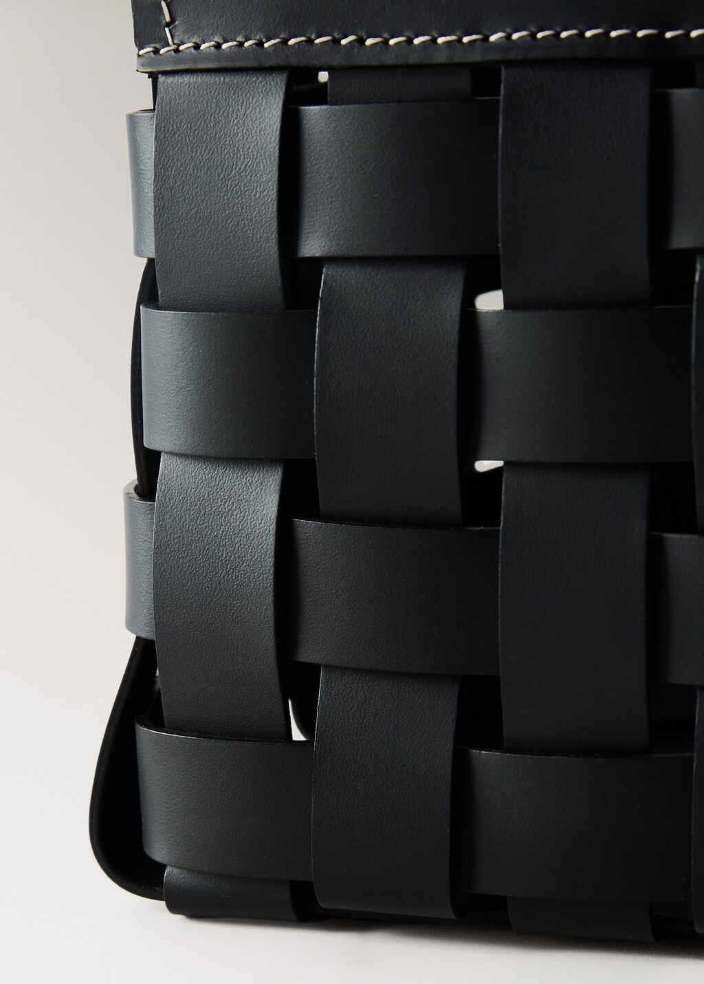 Medium braided leather basket