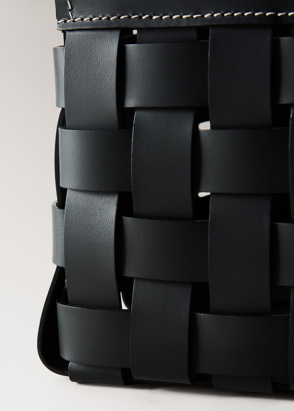 Medium braided leather basket