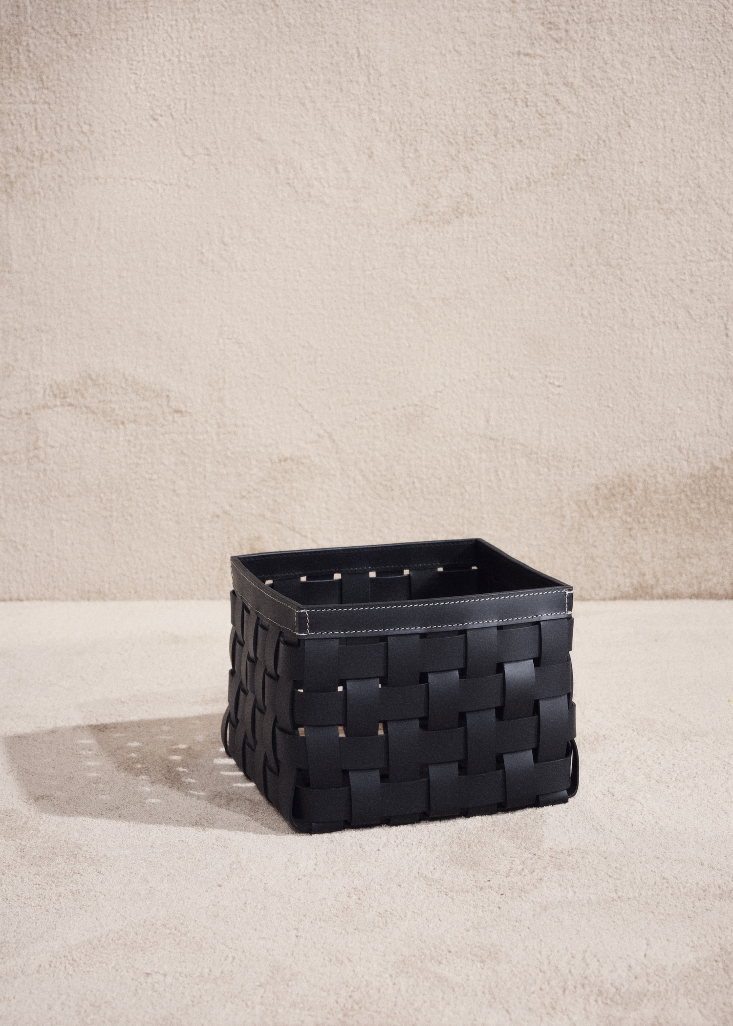 Medium braided leather basket - Details of the article 7