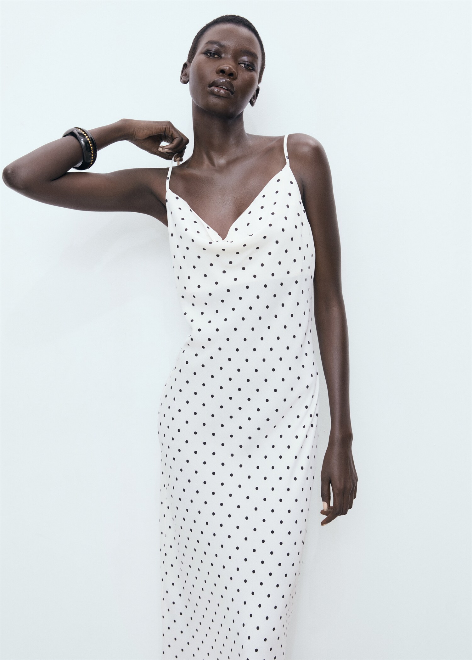 Vestido largo escote drapeado - Plano medio