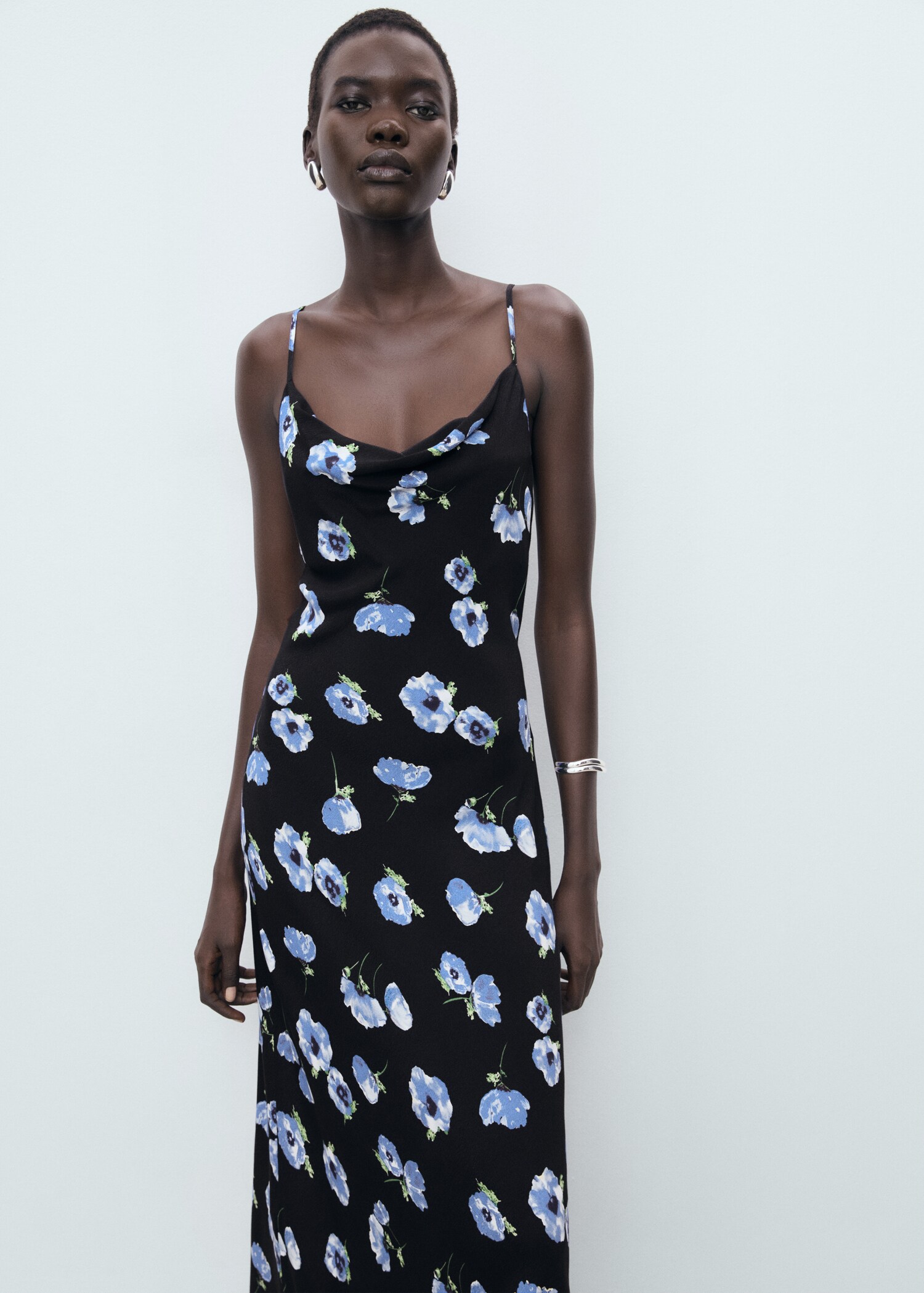 Vestido largo escote drapeado - Plano medio