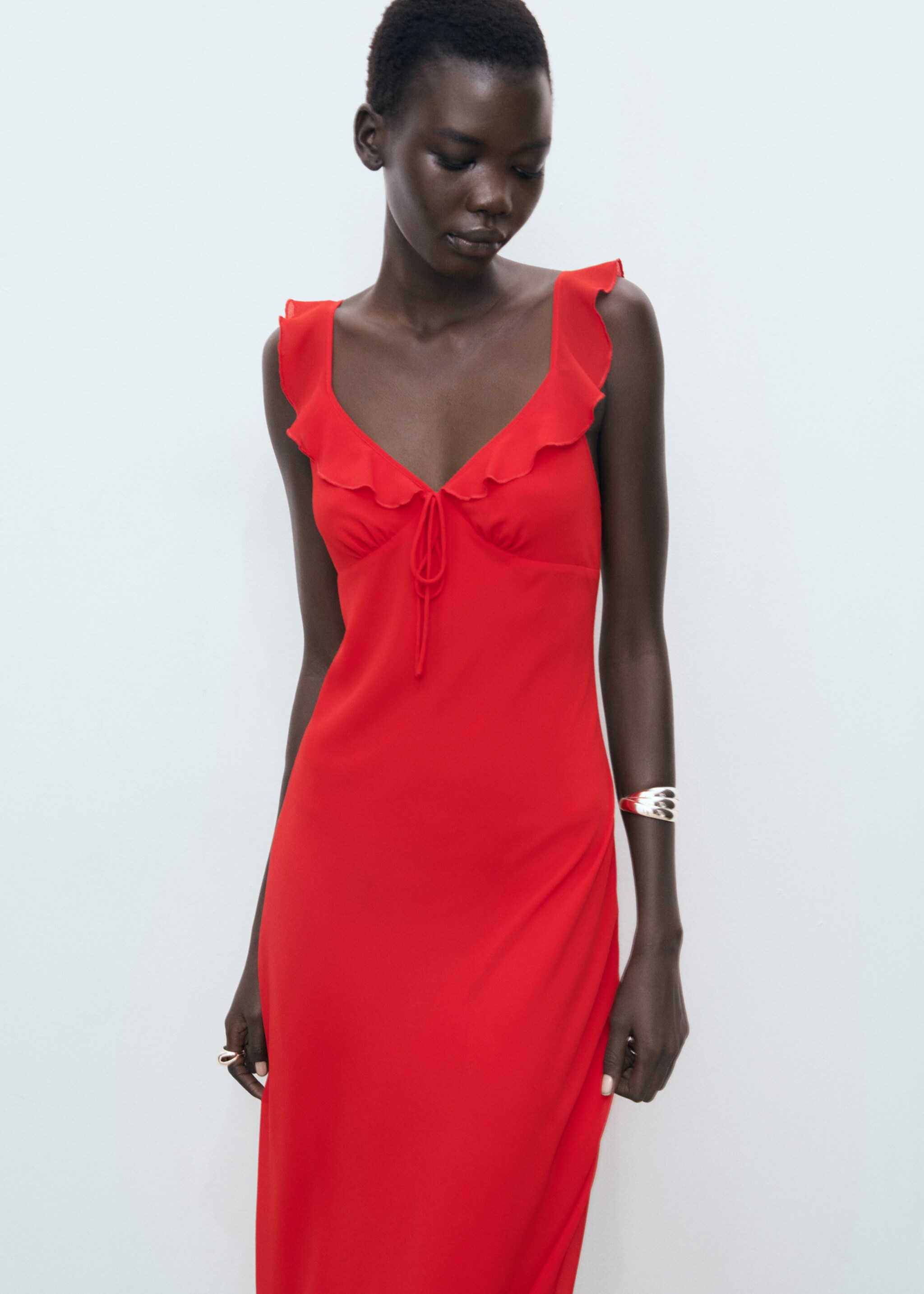 Robe midi à encolure à volants - Plan moyen