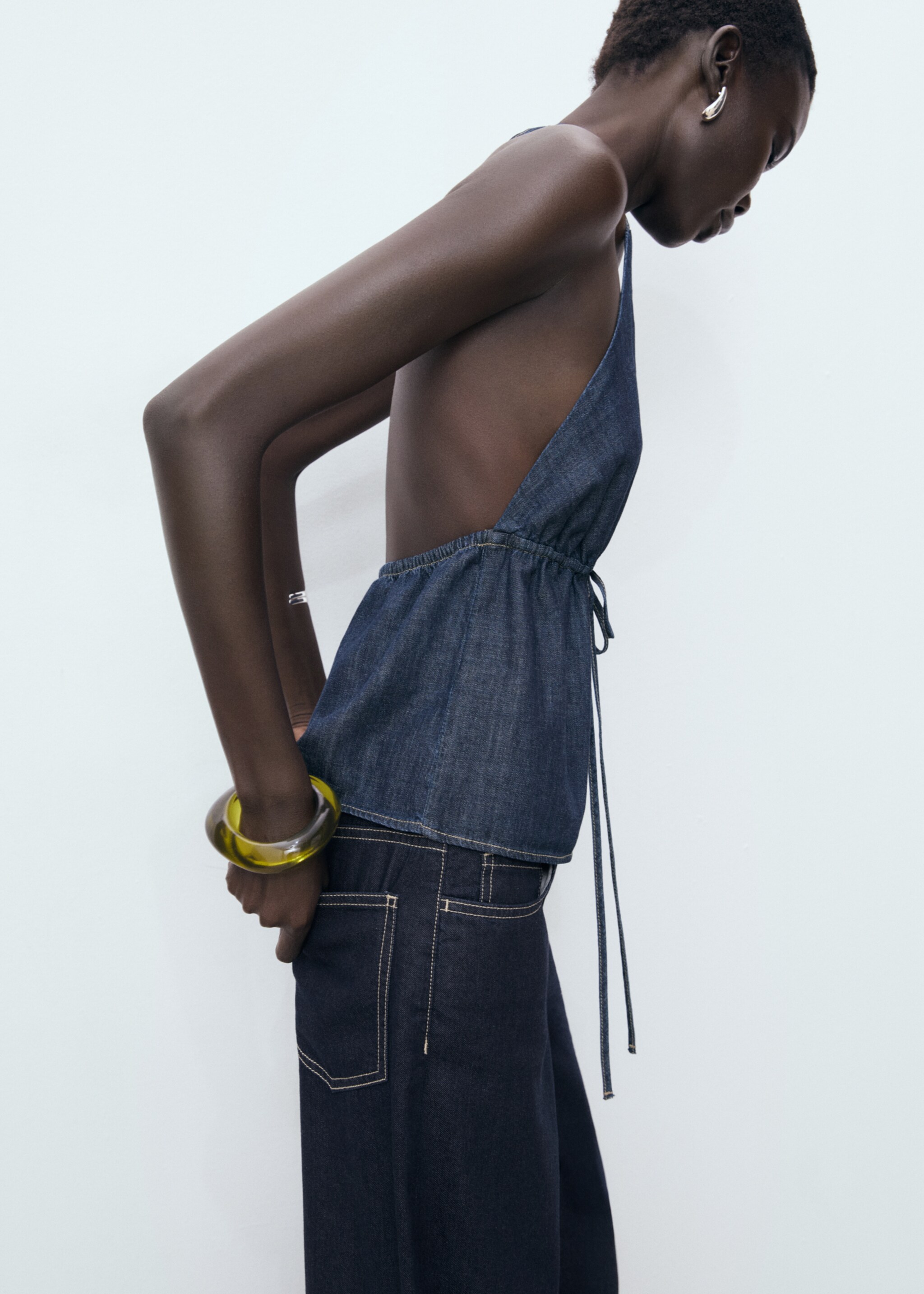 Denim-Top mit V-Ausschnitt und Schleife - Detail des Artikels 6