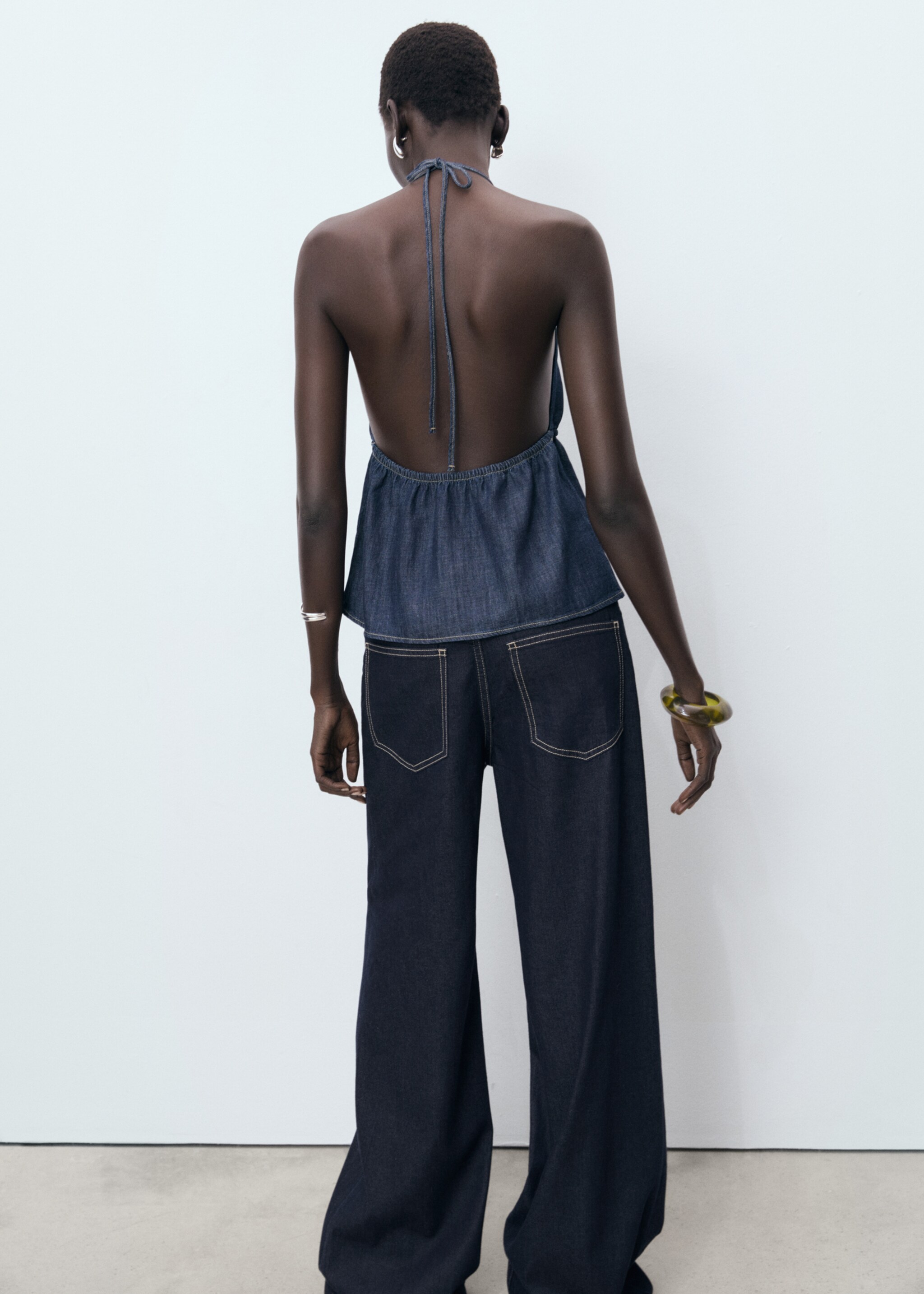 Denim-Top mit V-Ausschnitt und Schleife - Rückseite des Artikels