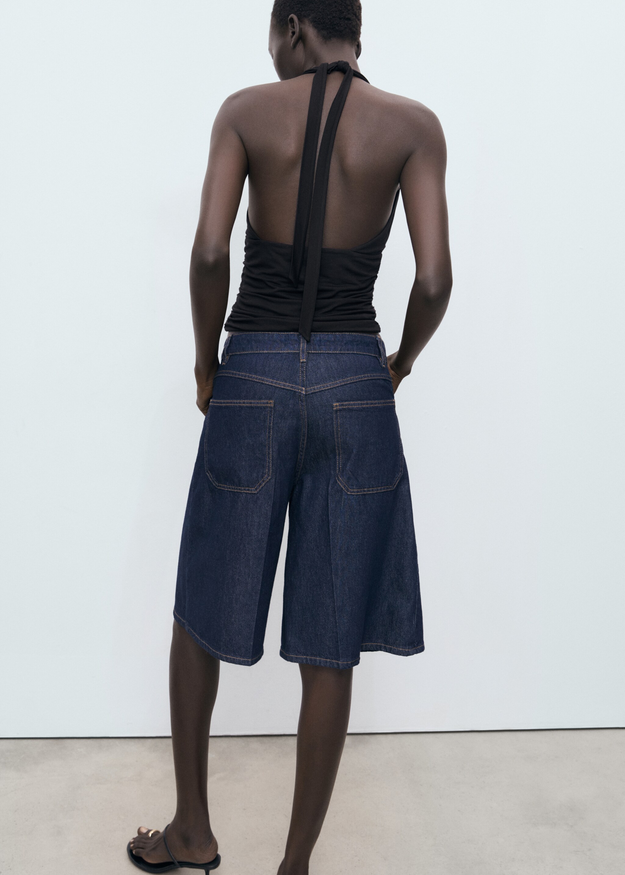 V-neck top with open back - Reverse of the article