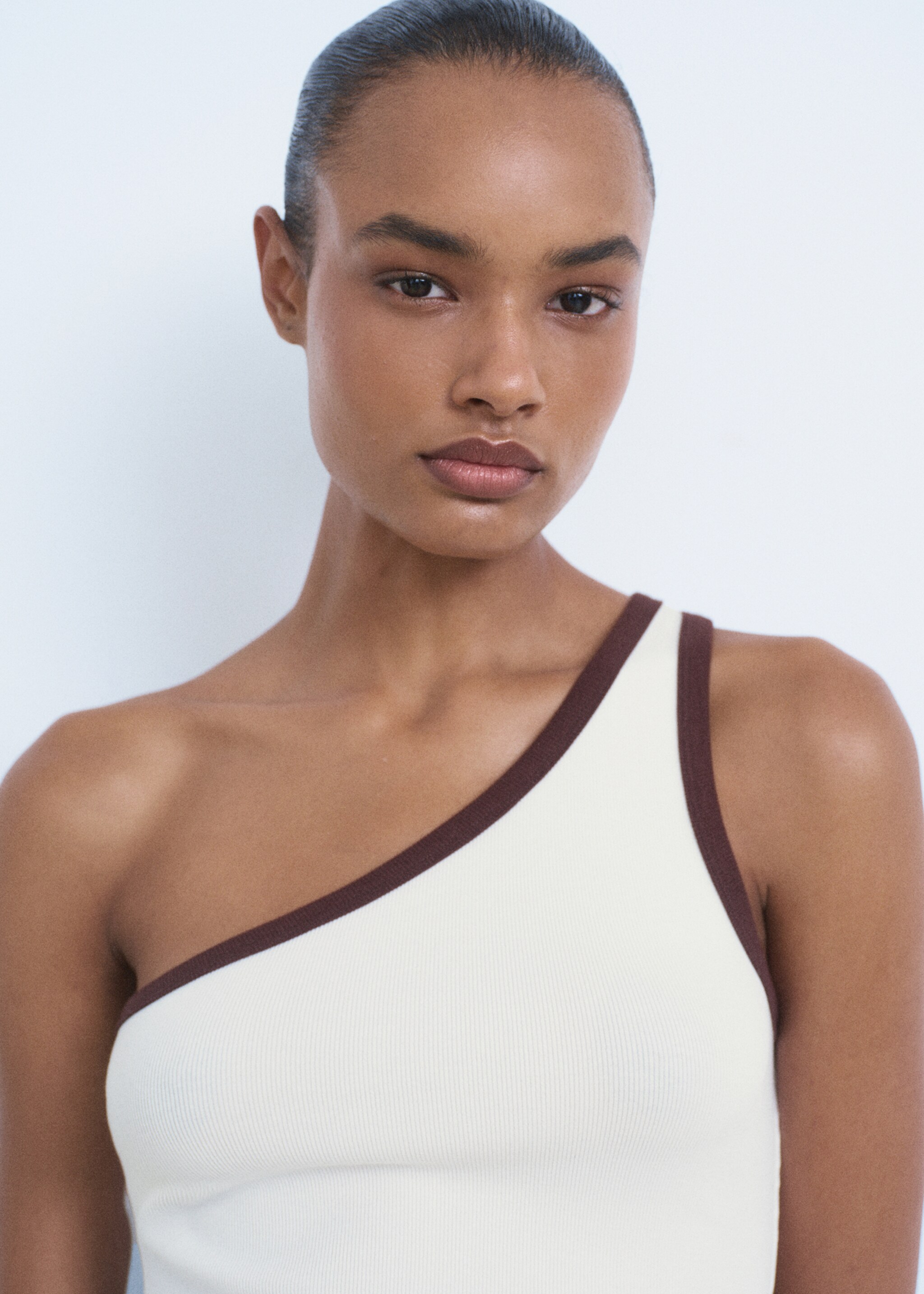 Asymmetric top with contrast trim - Details of the article 1