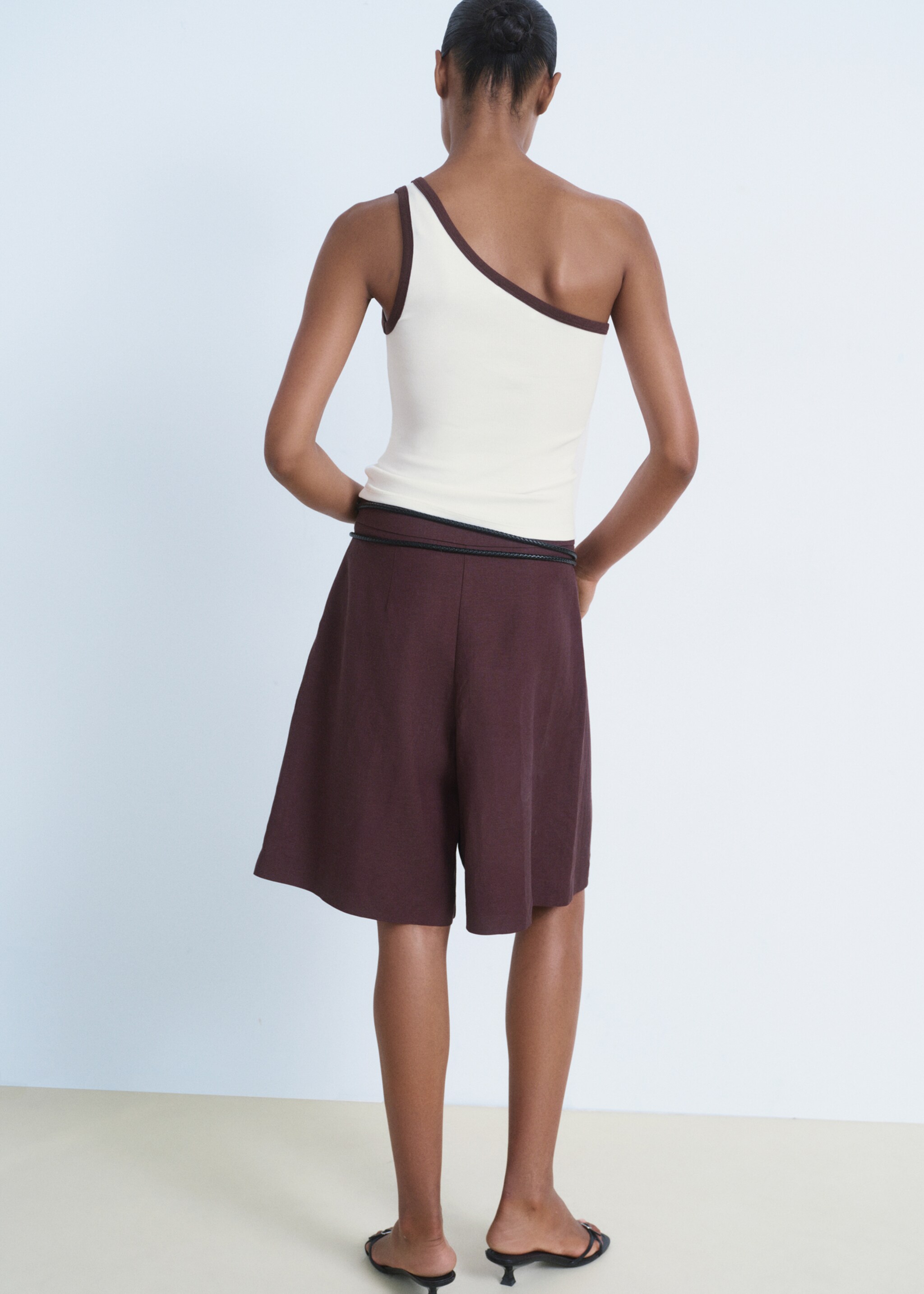 Asymmetric top with contrast trim - Reverse of the article
