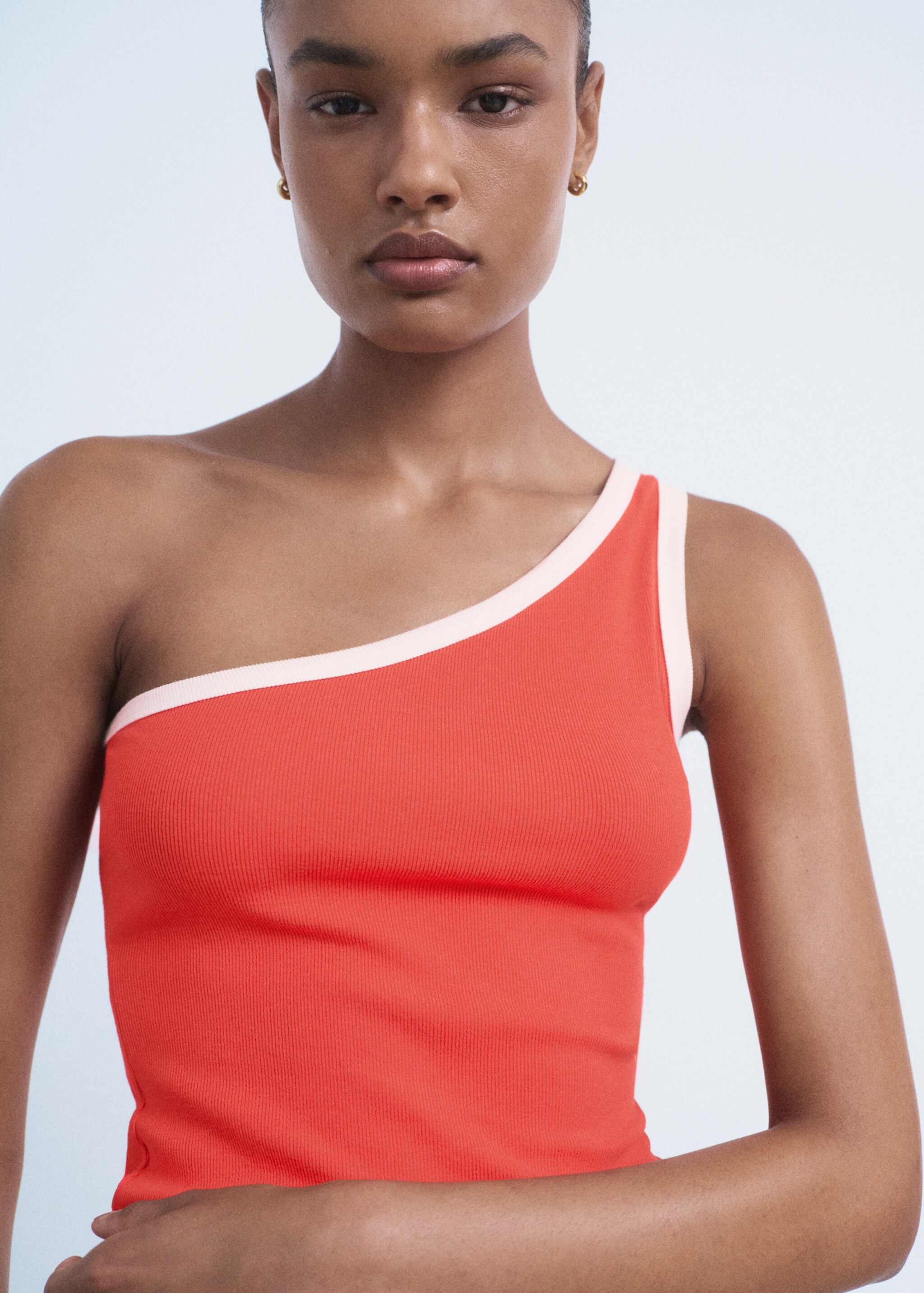 Asymmetric top with contrast trim - تفاصيل المنتج 1