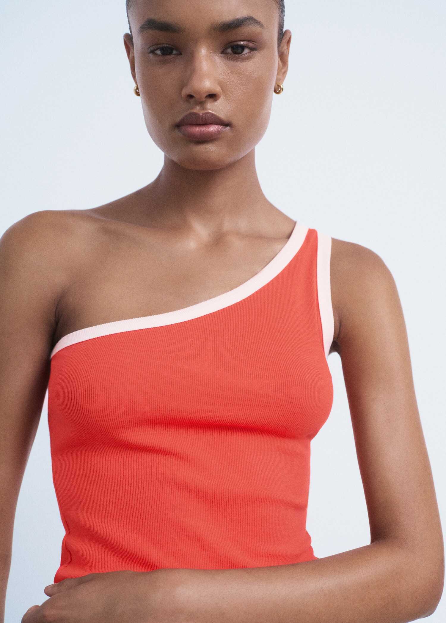 Top asymétrique avec bord contrasté - Détail de l'article 1