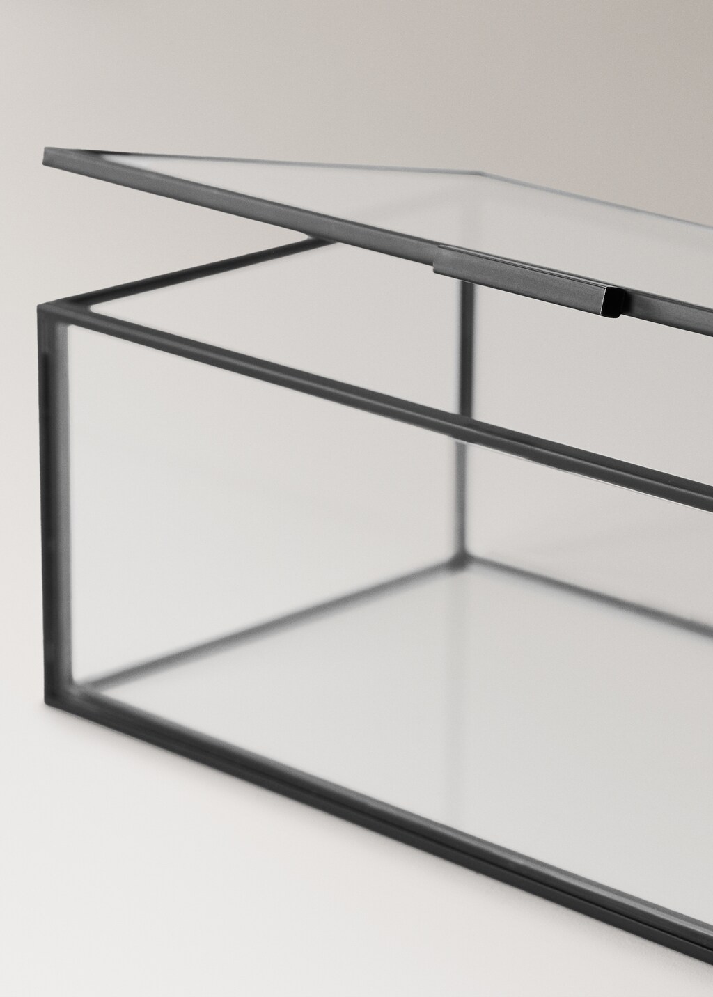 jewelry box with metal profile