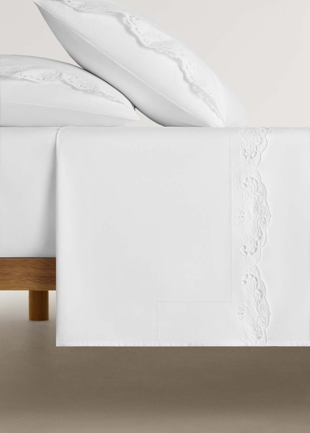 Cotton top sheet with lace embroidery for 70.9/78.7 inches bed