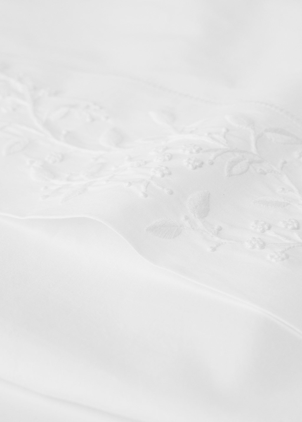 Cotton percale top sheet with embroidered flowers for 135/140 cm bed