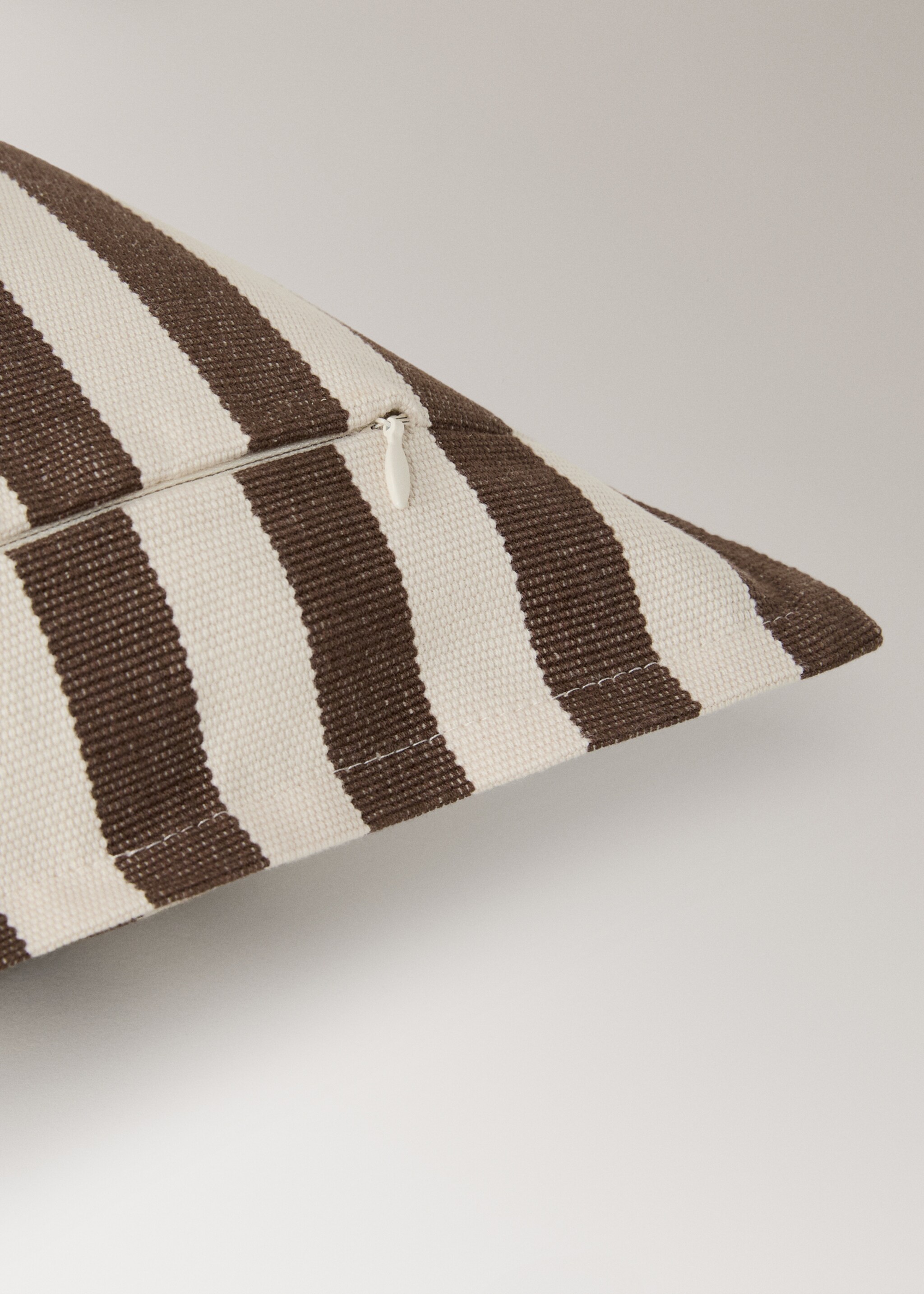 Cotton two-tone cushion cover with woven stripes 50x50 cm - Details of the article 3, Chocolate. Ref: 17003319-00.