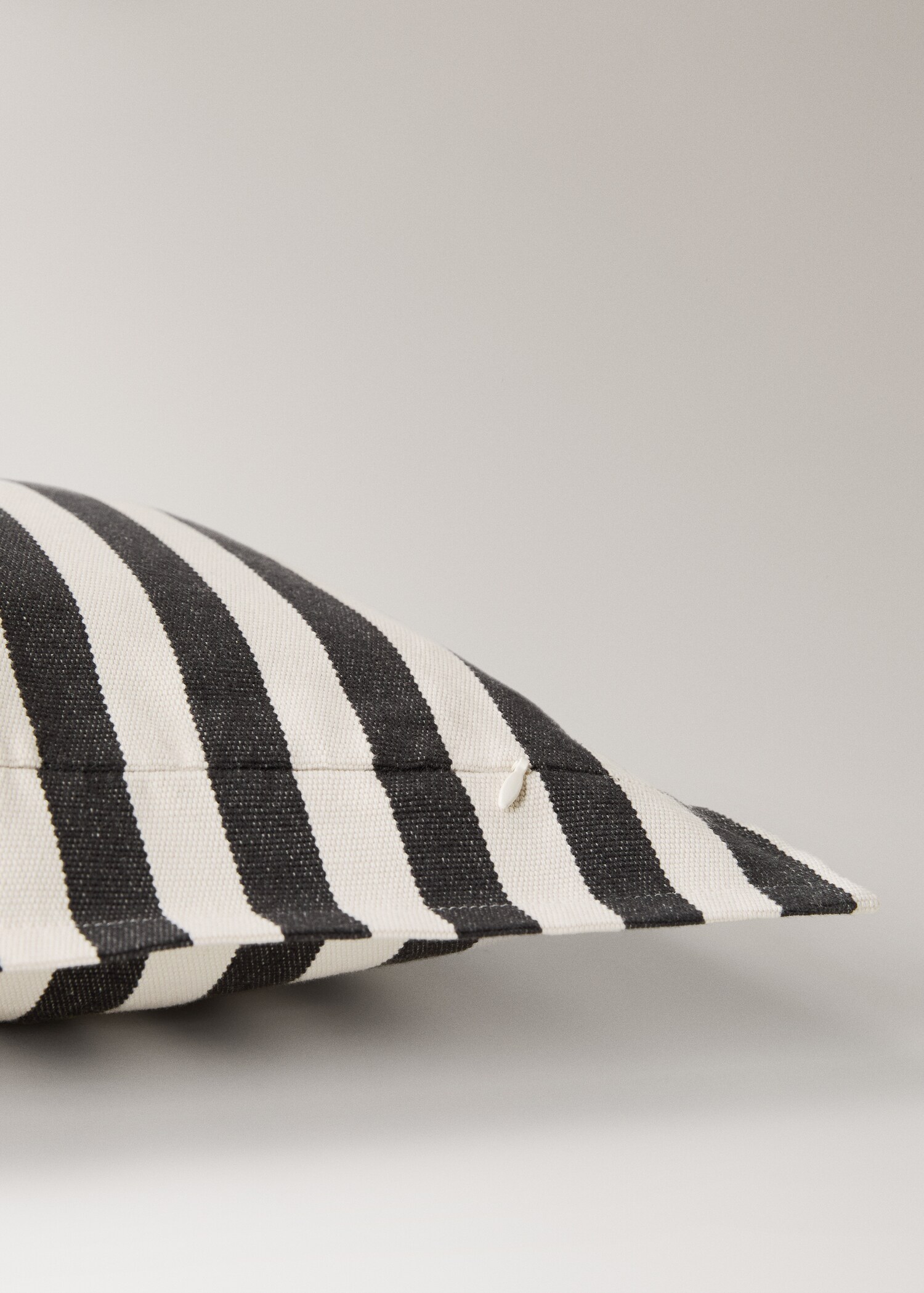 Cotton two-tone cushion cover with woven stripes 50x50 cm - Details of the article 2