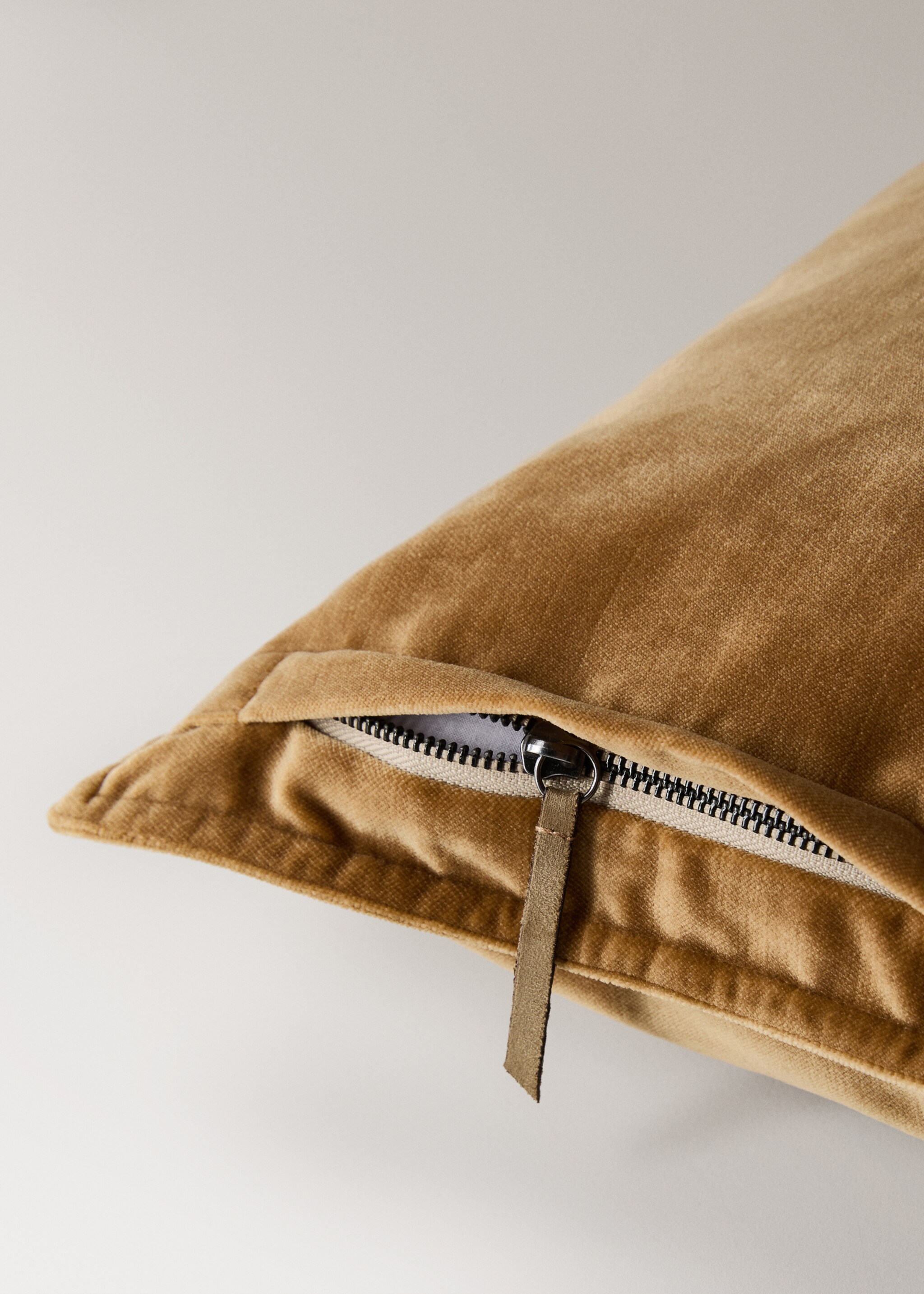 Velvet cushion cover 30x50 cm - Details of the article 2, Light/Pastel Brown. Ref: 17003321-00.